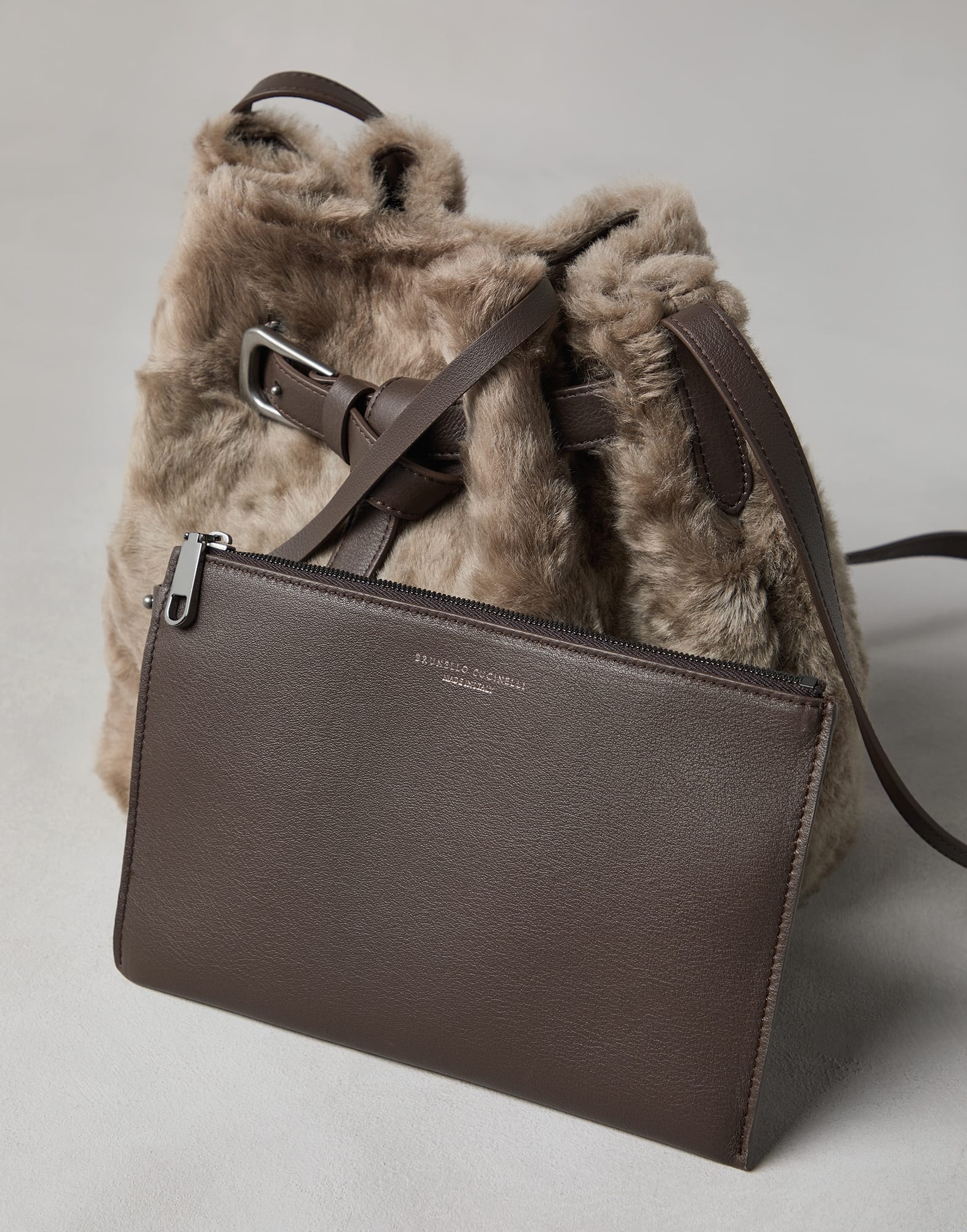 Sartorial bucket bag in frosty-effect shearling - 5