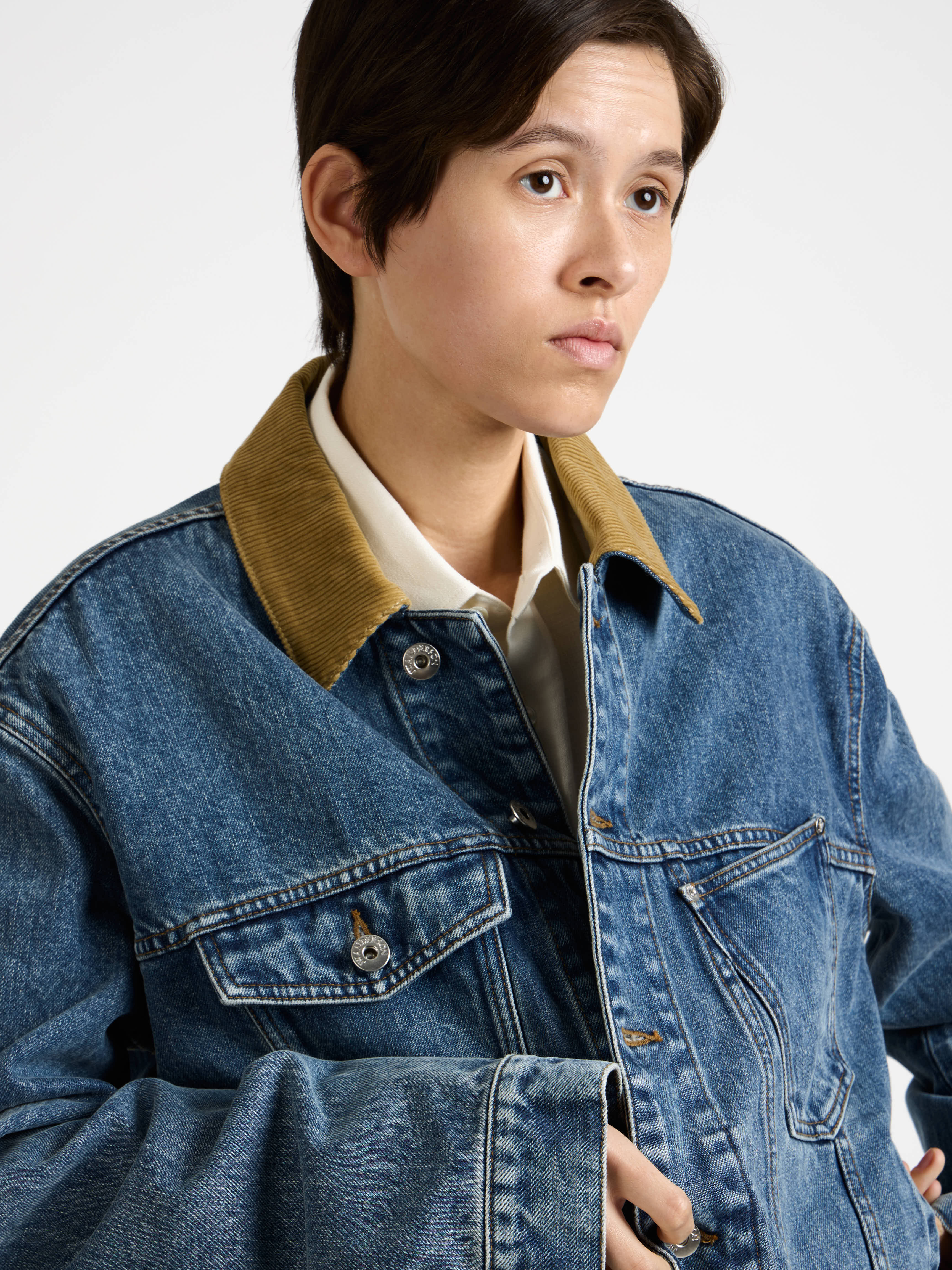 CORDUROY COLLAR DENIM JACKET IN MID-BLUE - 6