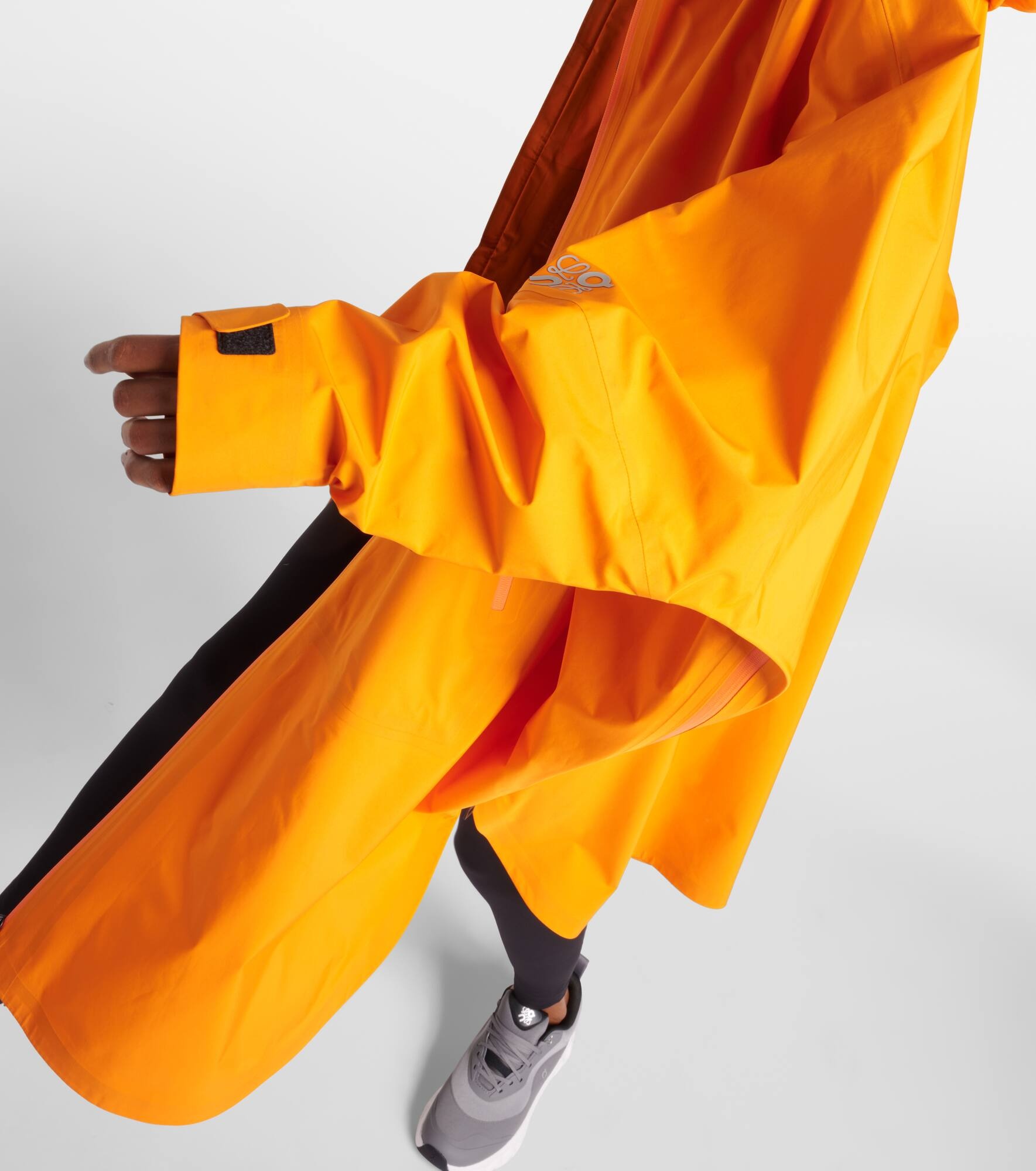 x On logo technical cape - 5