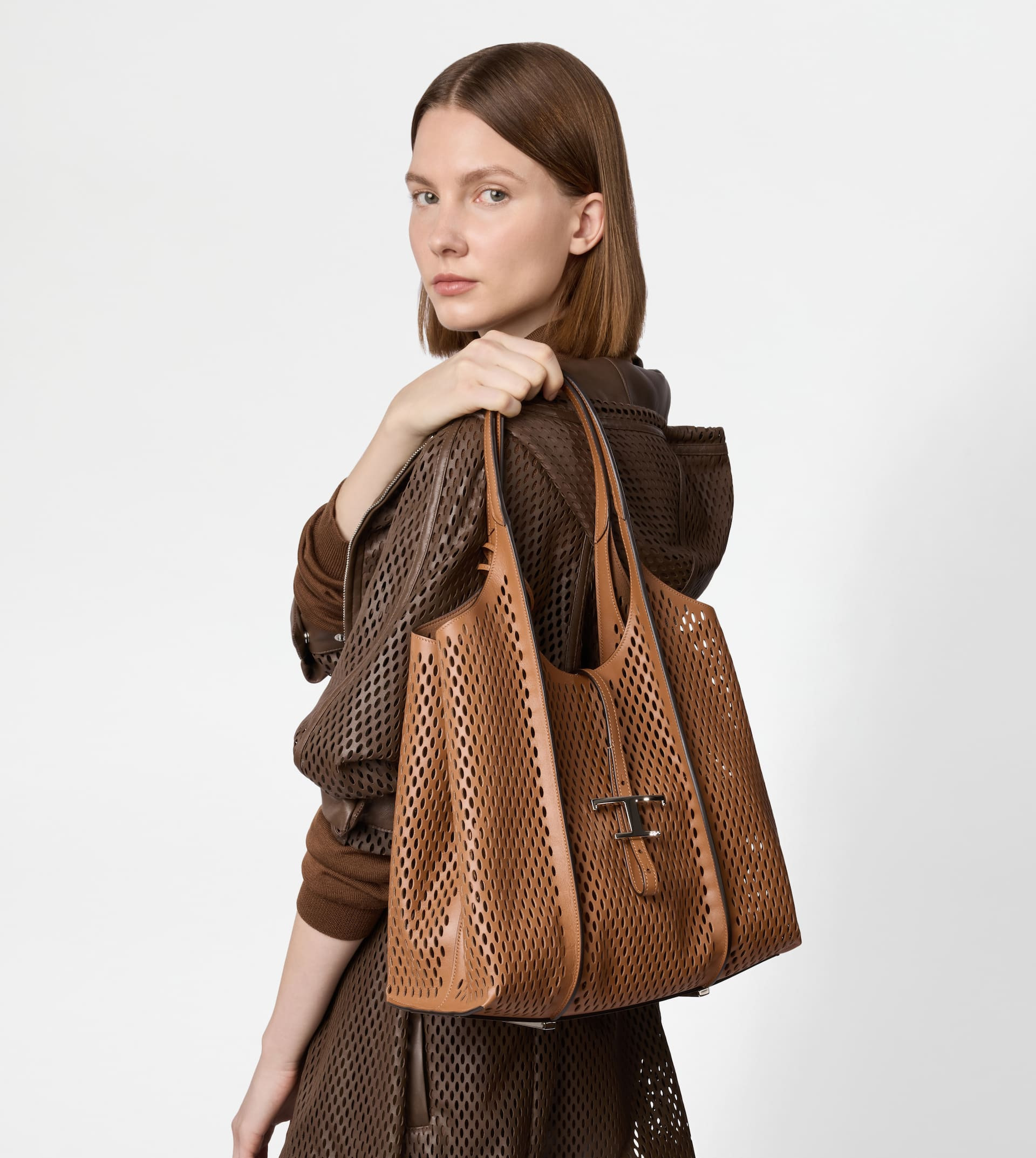 T TIMELESS SHOPPING BAG IN LEATHER MEDIUM - BROWN - 6