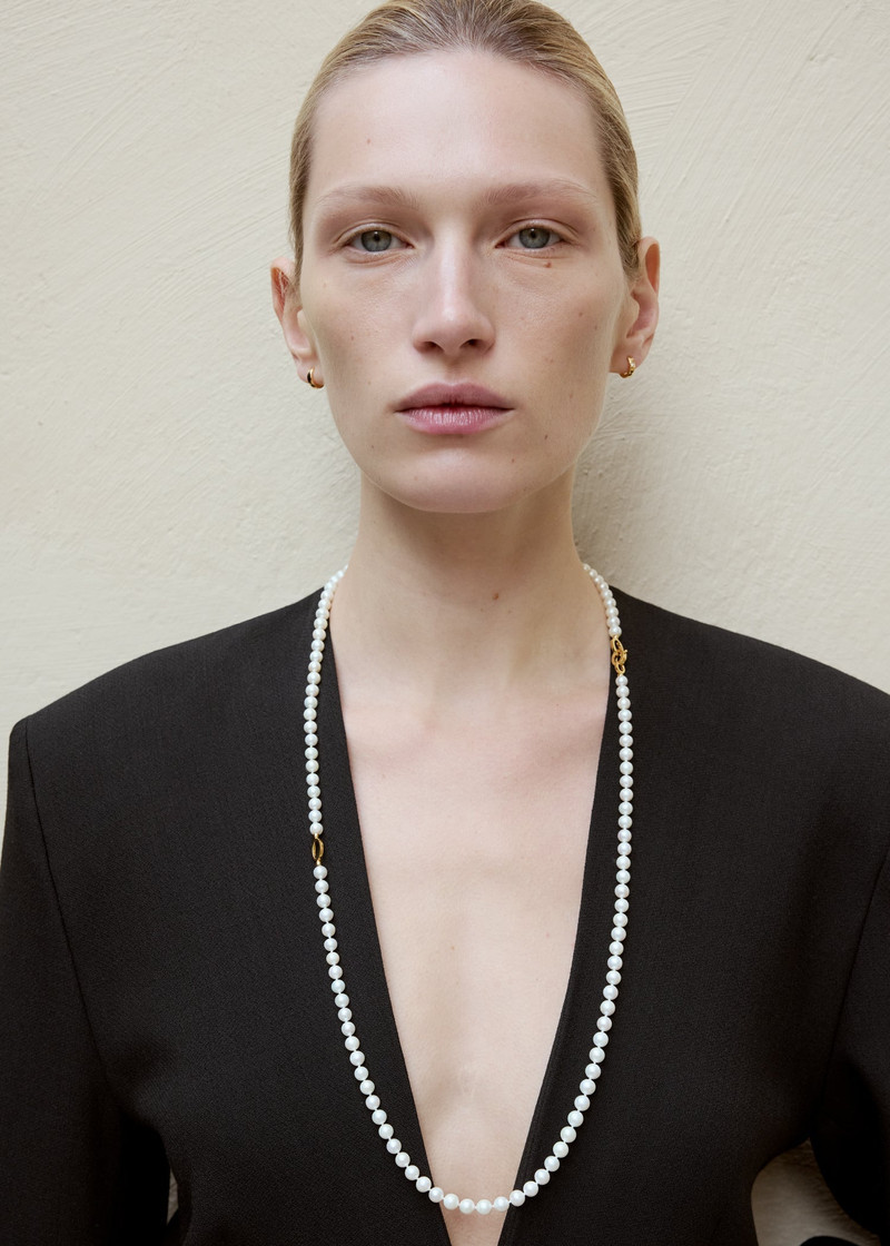 TOTEME Infinity pearl necklace white outlook