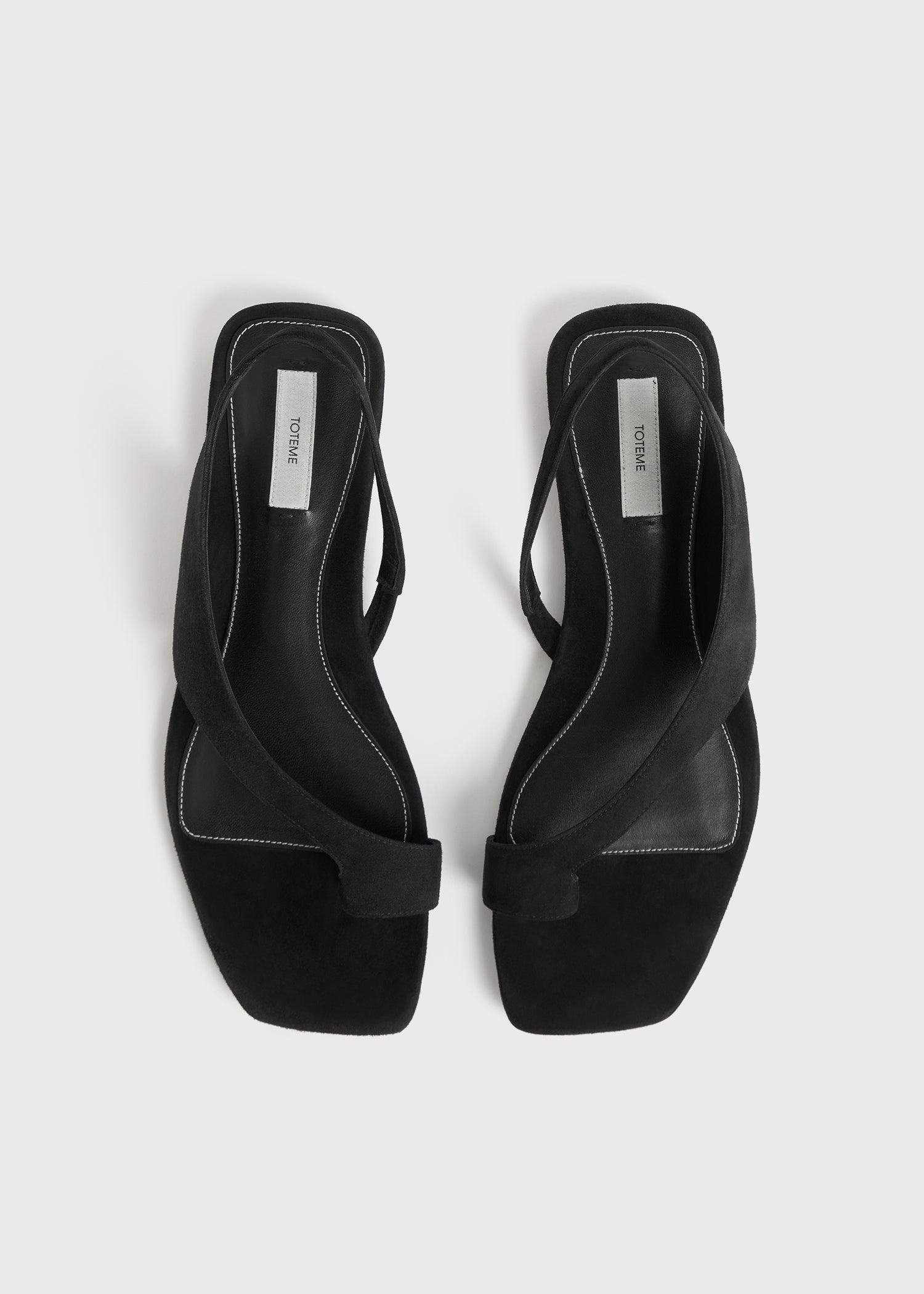サンダル・ミュール Toteme Black Suede Low One-Finger Sandals With Elasticated Toteme Suede Thong Sandal in Black | FWRD