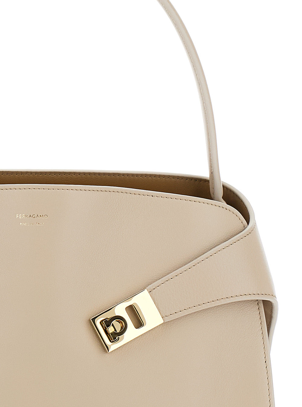 Ferragamo Women Hug Sh S
Shoulder Bag
34,0X15,5X25,5 - 5