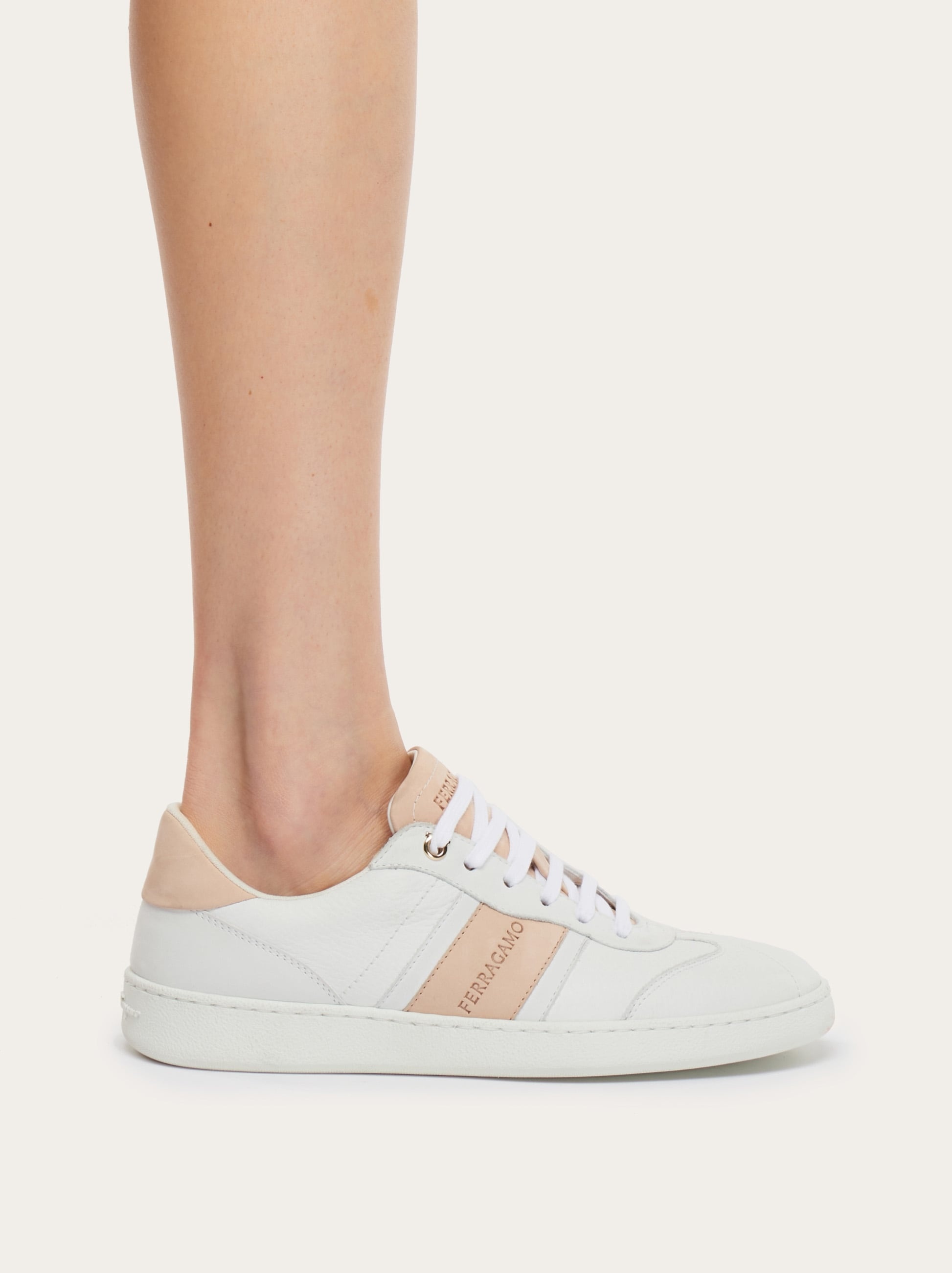 Salvatore Ferragamo｜SNEAKERS (030418 762276) FERRAGAMO Low-top sneaker with logo | REVERSIBLE