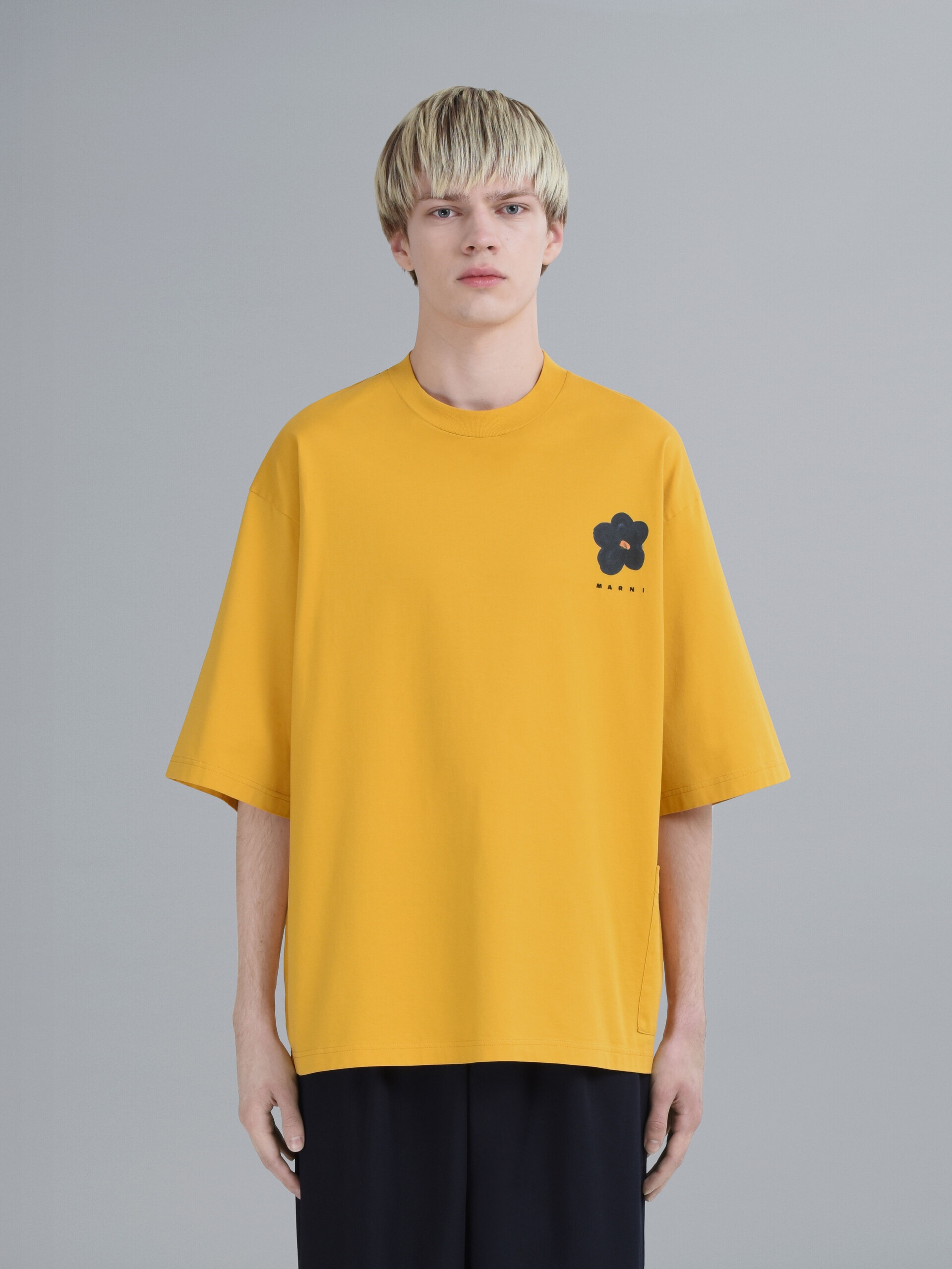 BLACK DAISY PRINT YELLOW JERSEY CREWNECK T-SHIRT - 2