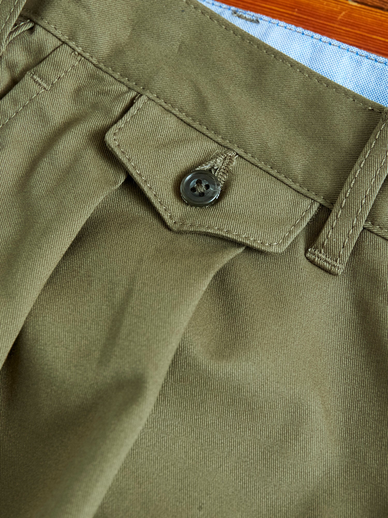 2-Pleat Twill Trousers in Olive - 5