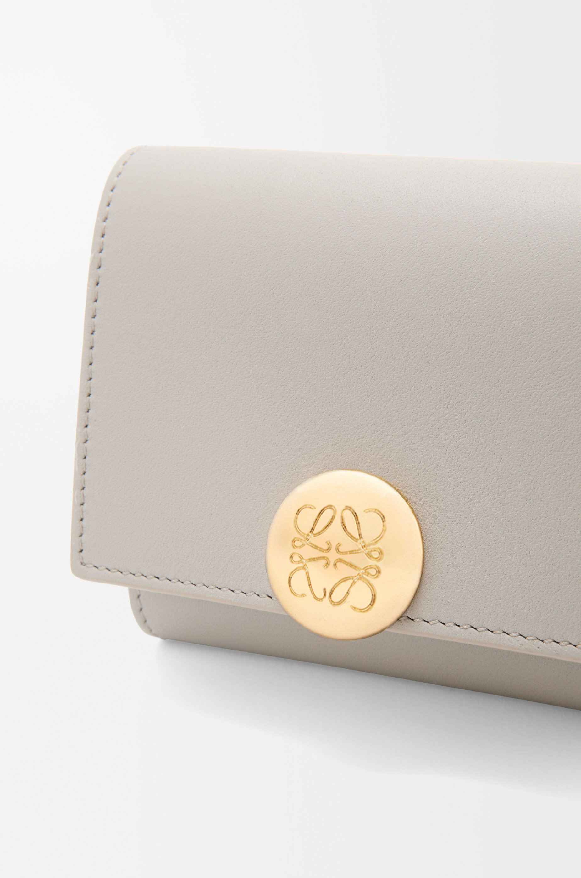 Pebble trifold wallet in shiny nappa calfskin - 6