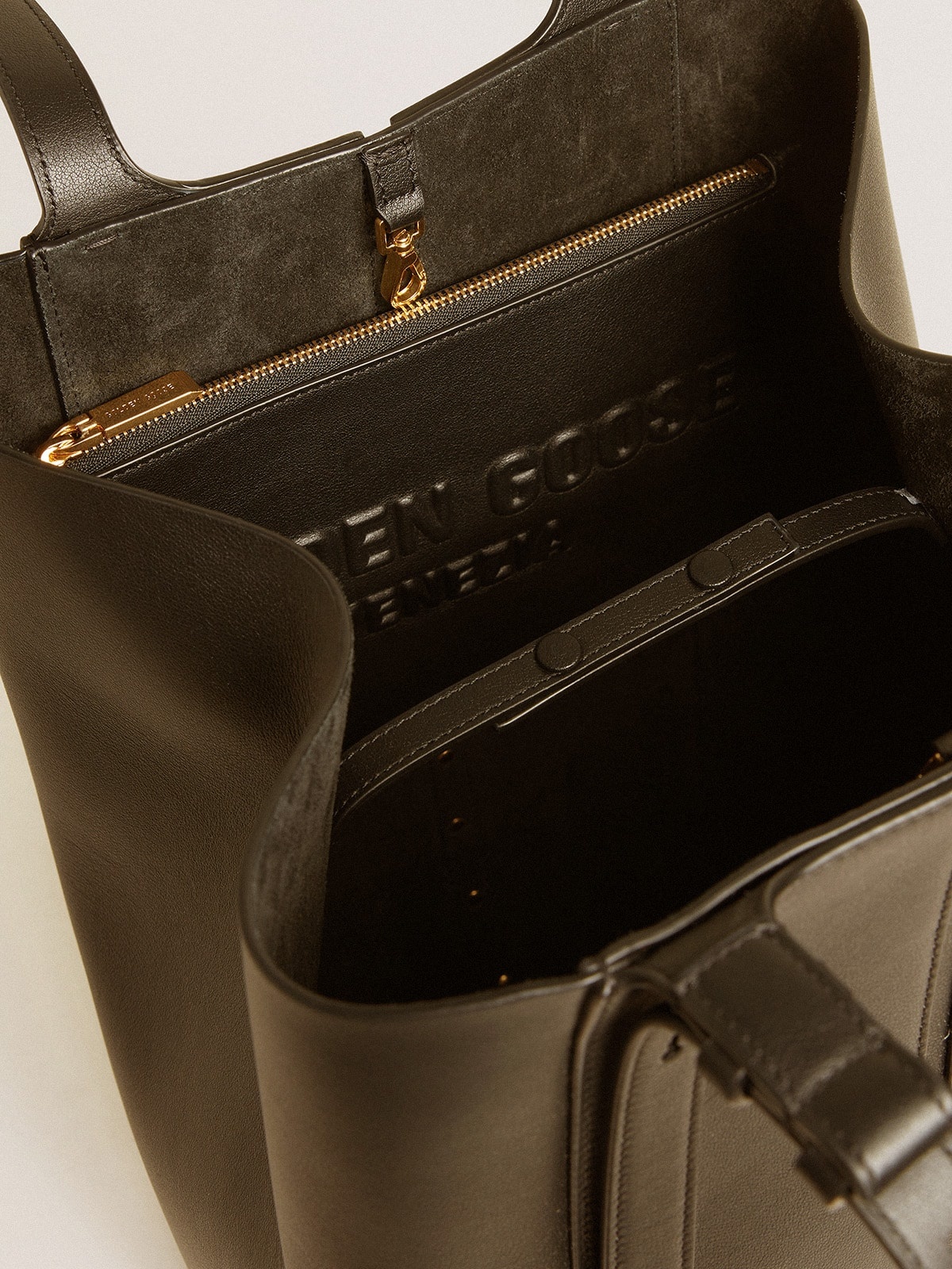 Pouch in black leather with raised logo - 4