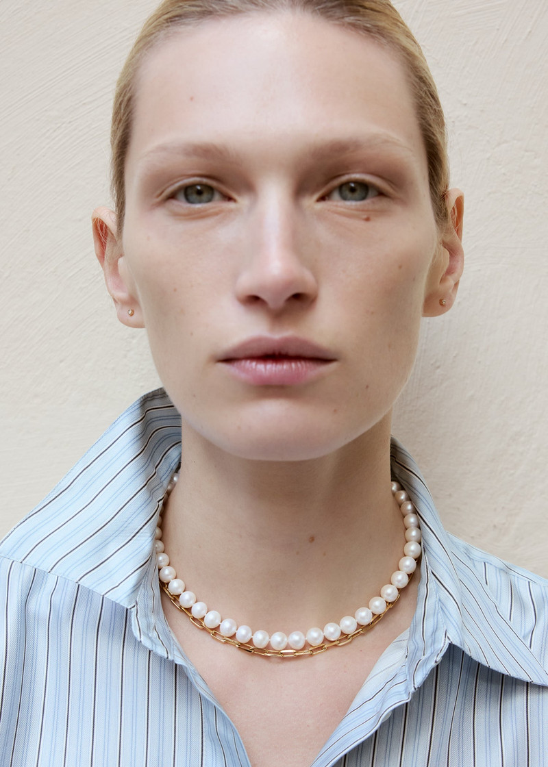 TOTEME Infinity pearl choker white outlook