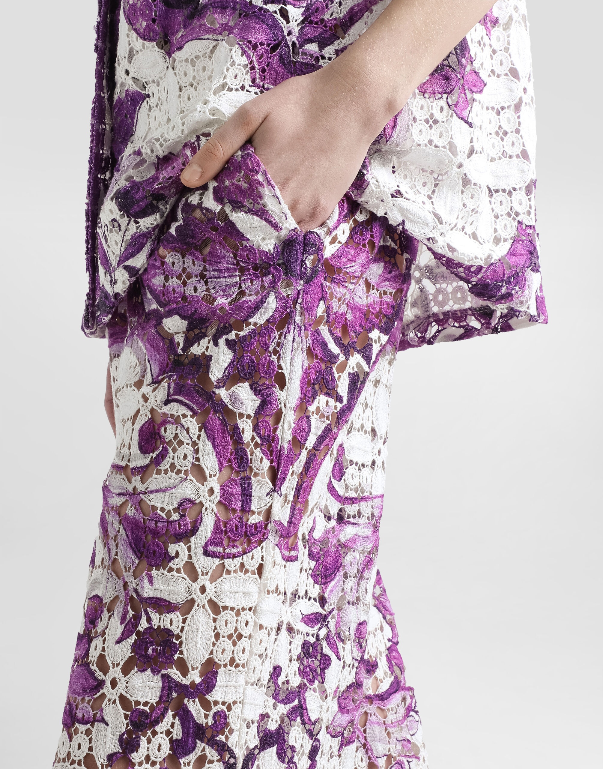 Majolica-print crochet lace trousers - 4