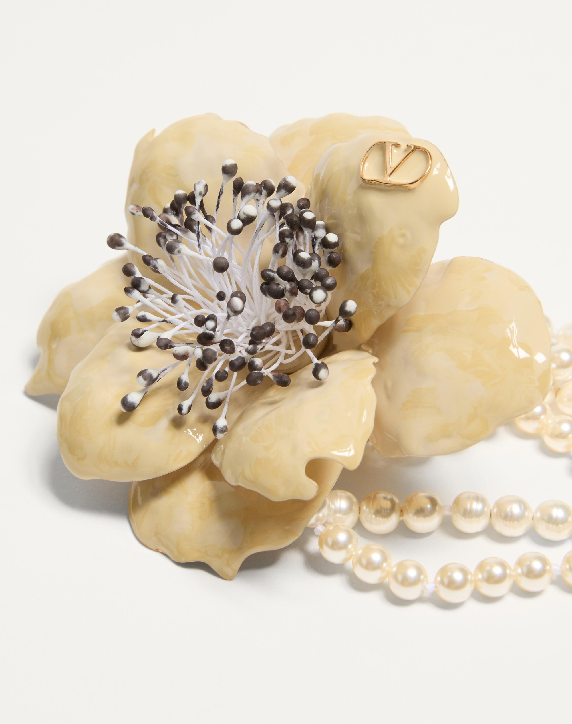 FLEUR LUMINEUSE NECKLACE IN METAL, ENAMEL, PEARLS AND FABRIC - 4