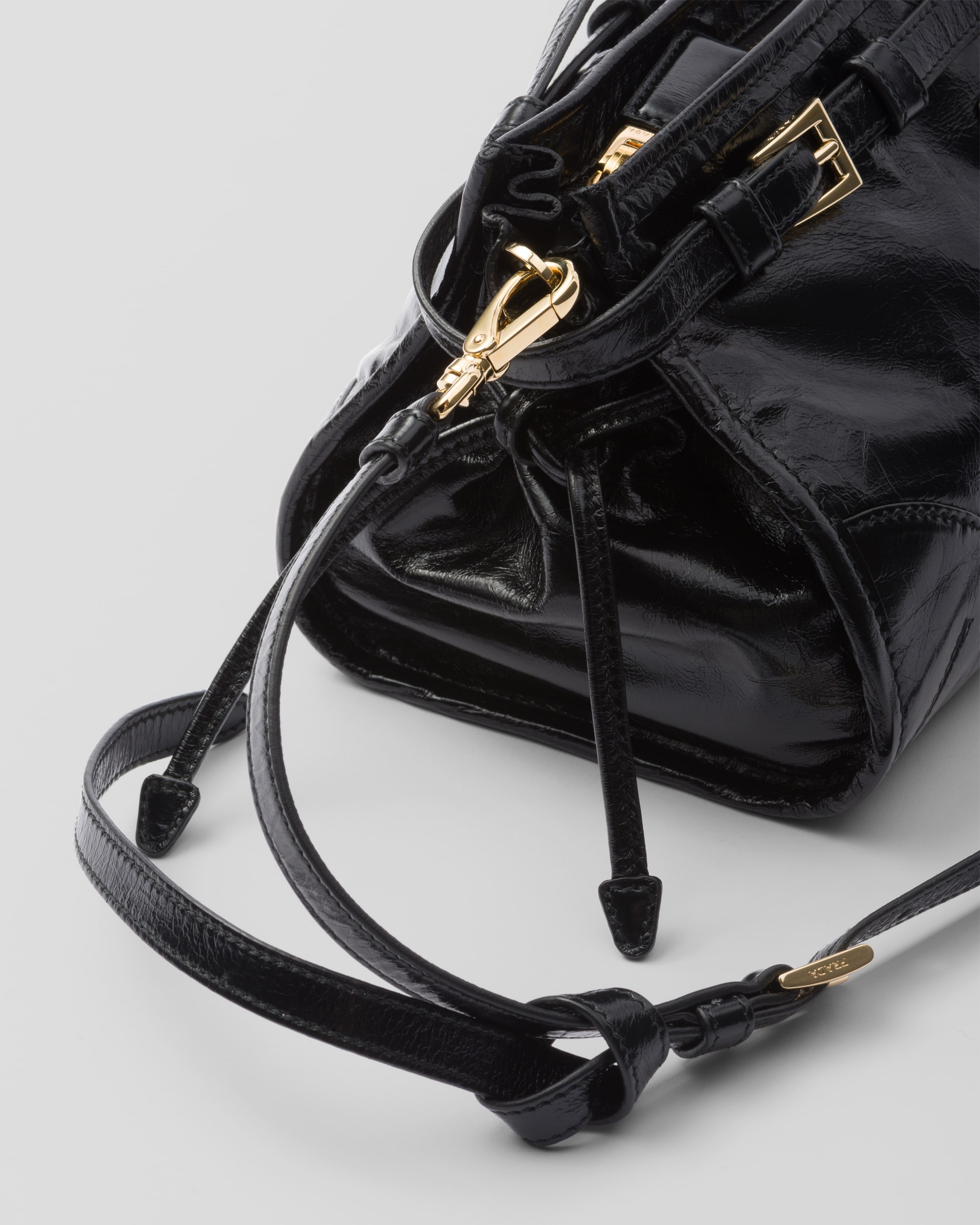 【PRADA】Medium レザーショルダーバッグ Prada アーケ レザーショルダーバッグ | ニュートラル | FARFETCH JP