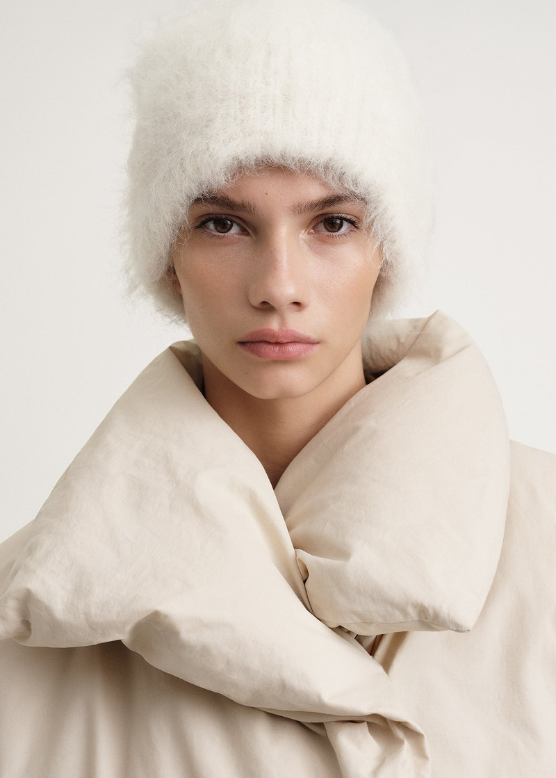 TOTEME Alpaca knit beanie macadamia outlook