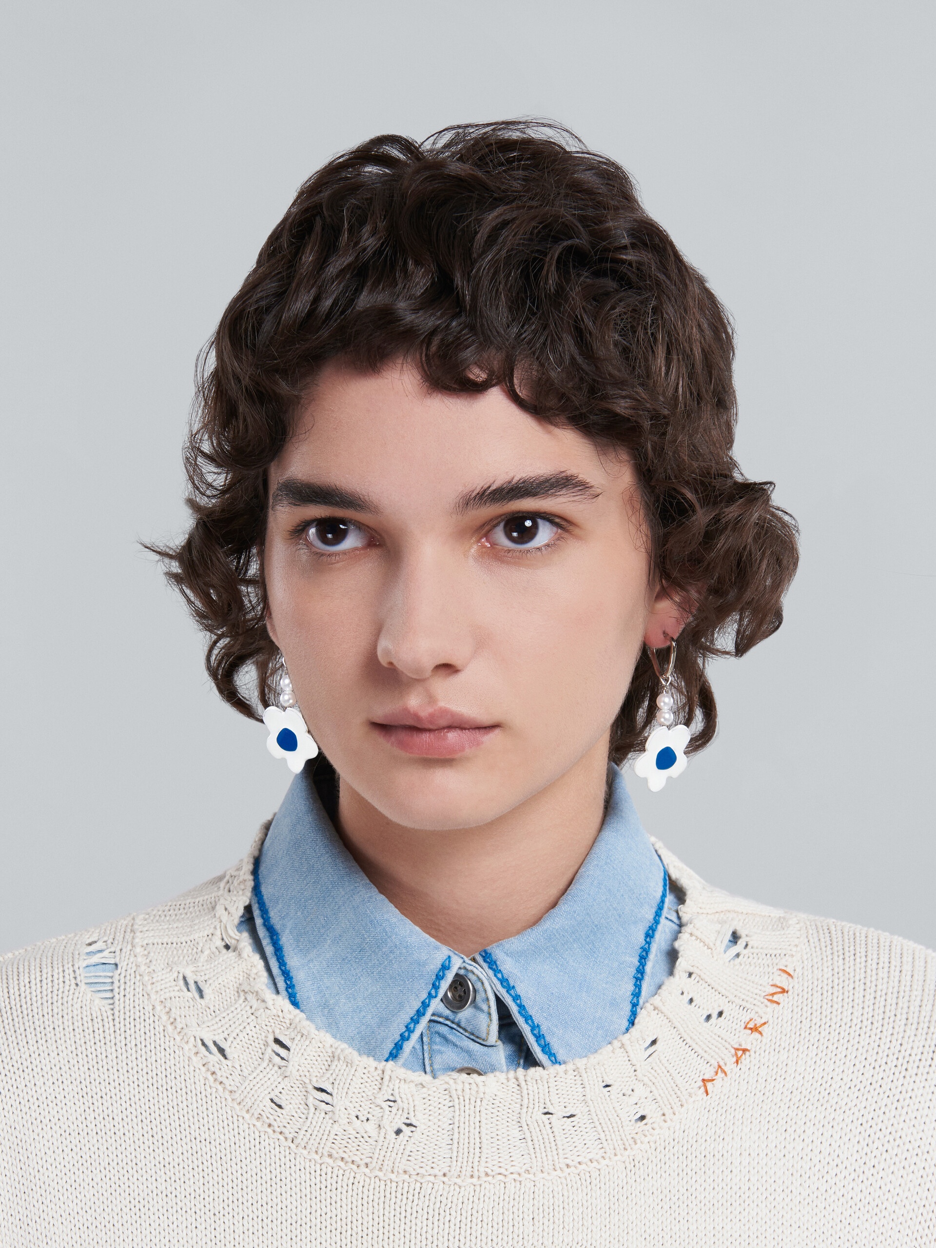 EARRINGS WITH WHITE FLOWER - 2