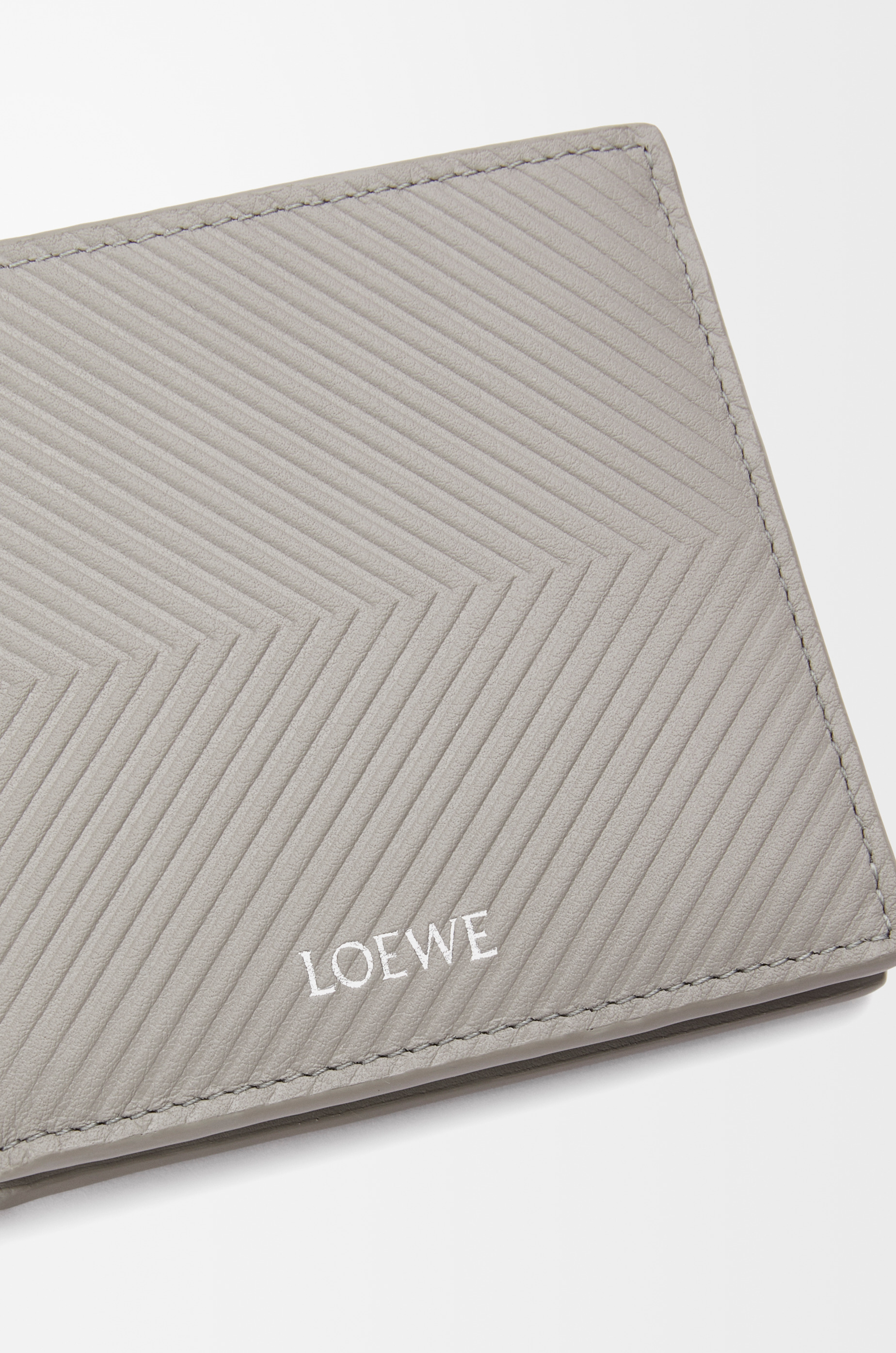 Bifold wallet in textured classic calfskin - 5