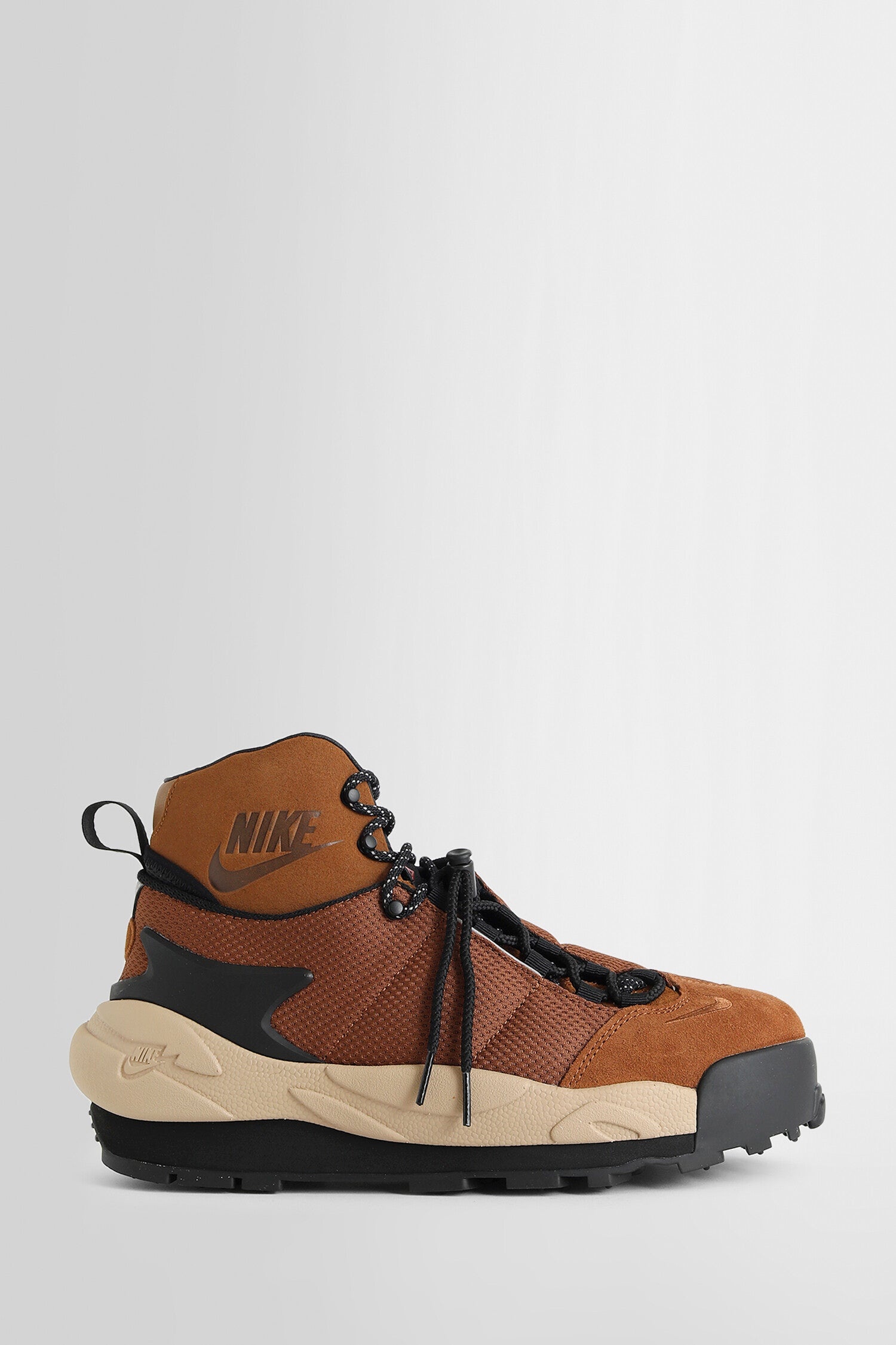 Sacai-Collaboration-Magmascape-Sp-Sneakers - 1