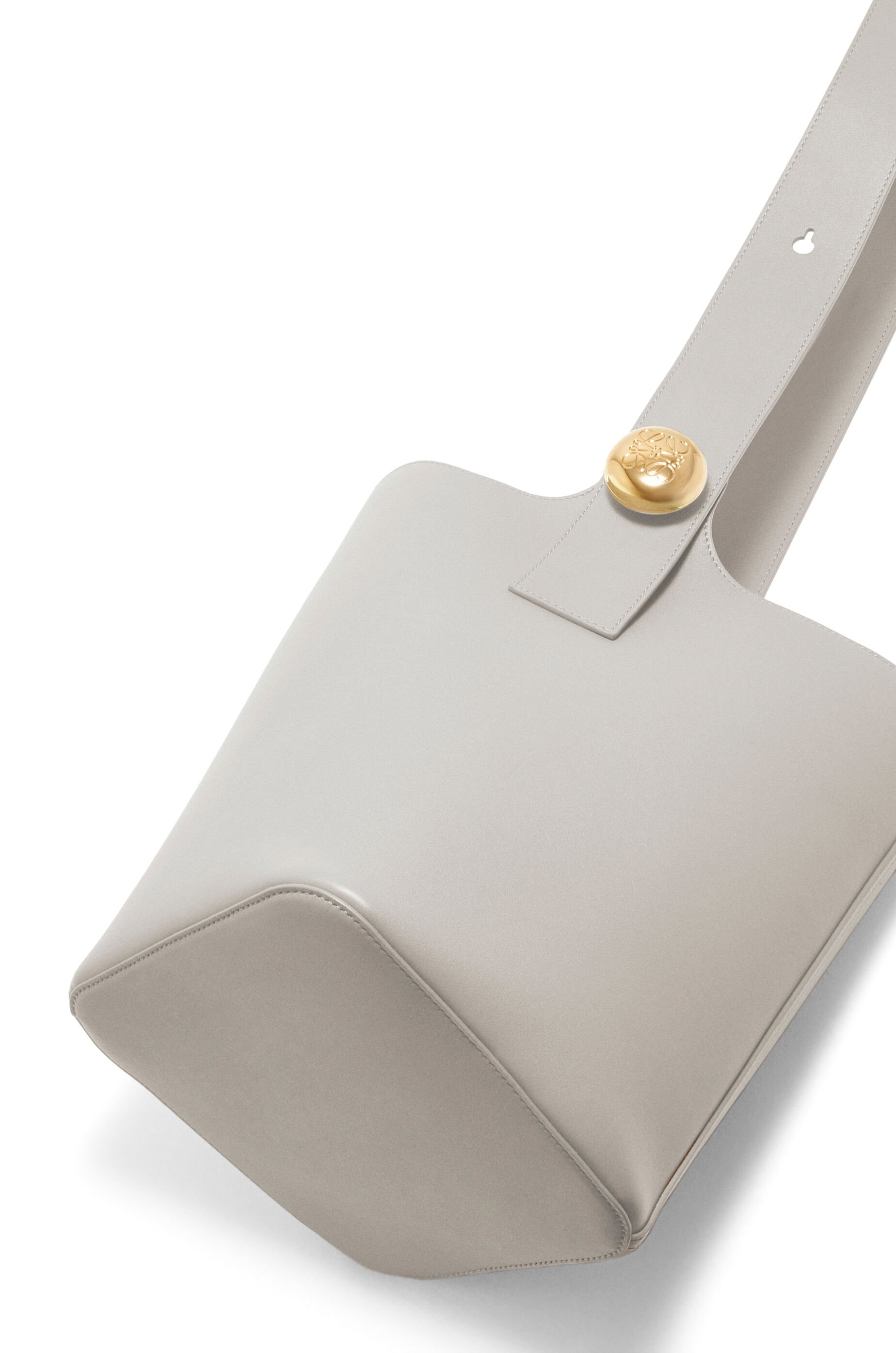 Medium Pebble bucket in smooth calfskin - 7