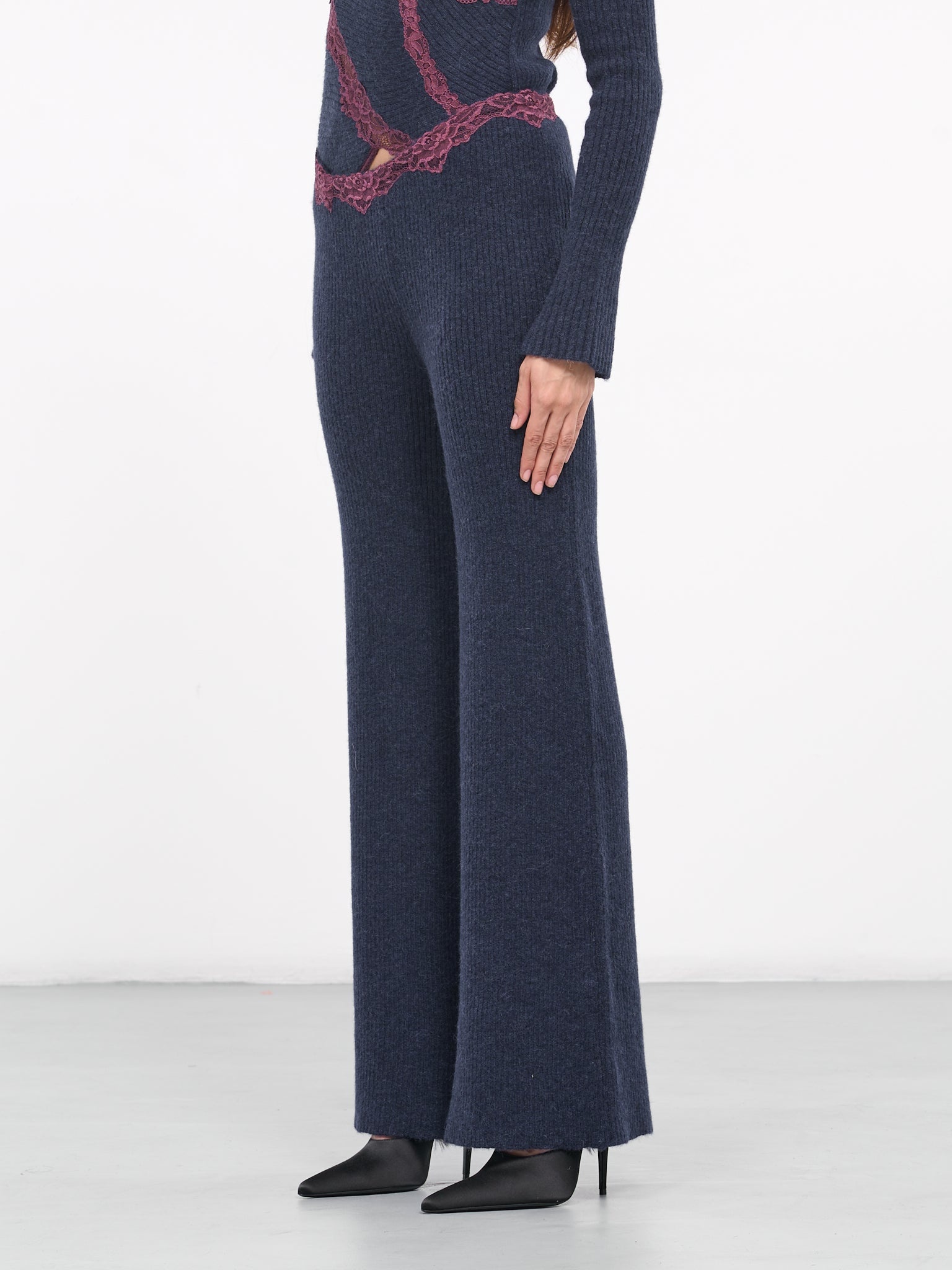 V-Shaped Lace Leggings - 2