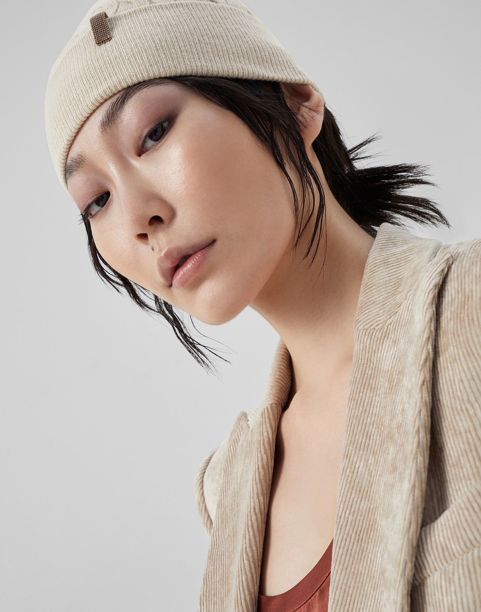 Virgin wool, cashmere and silk cable knit beanie with shiny tab - 3