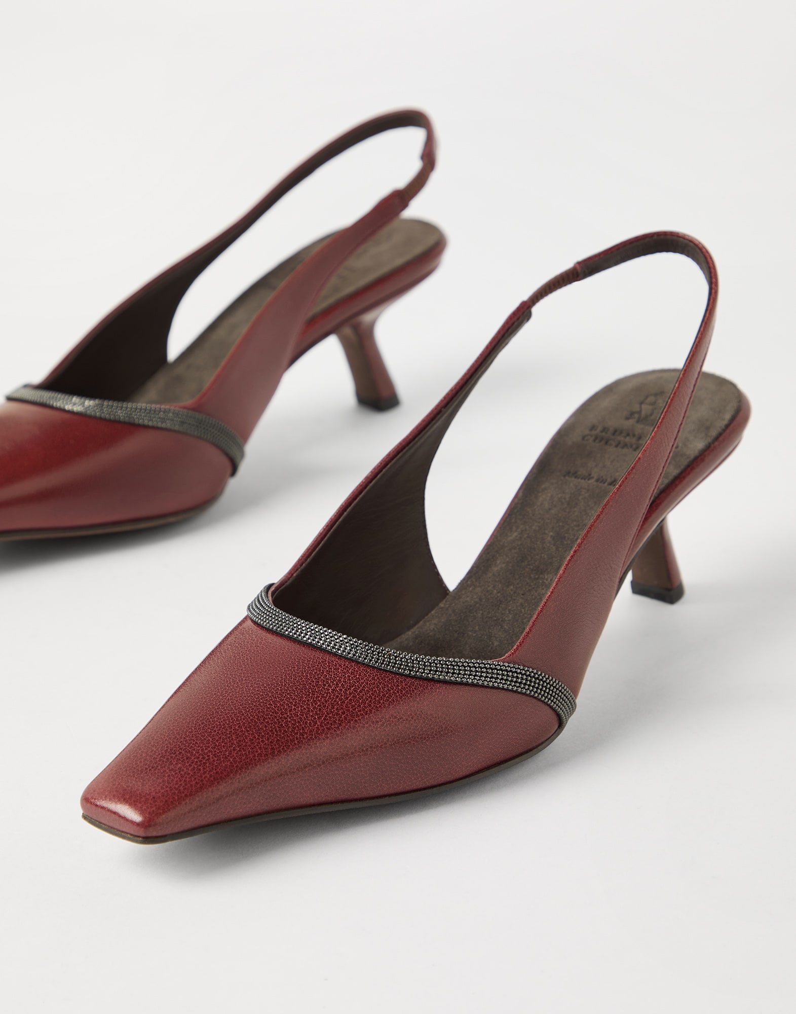 Classic leather slingback city heels with shiny contour - 3