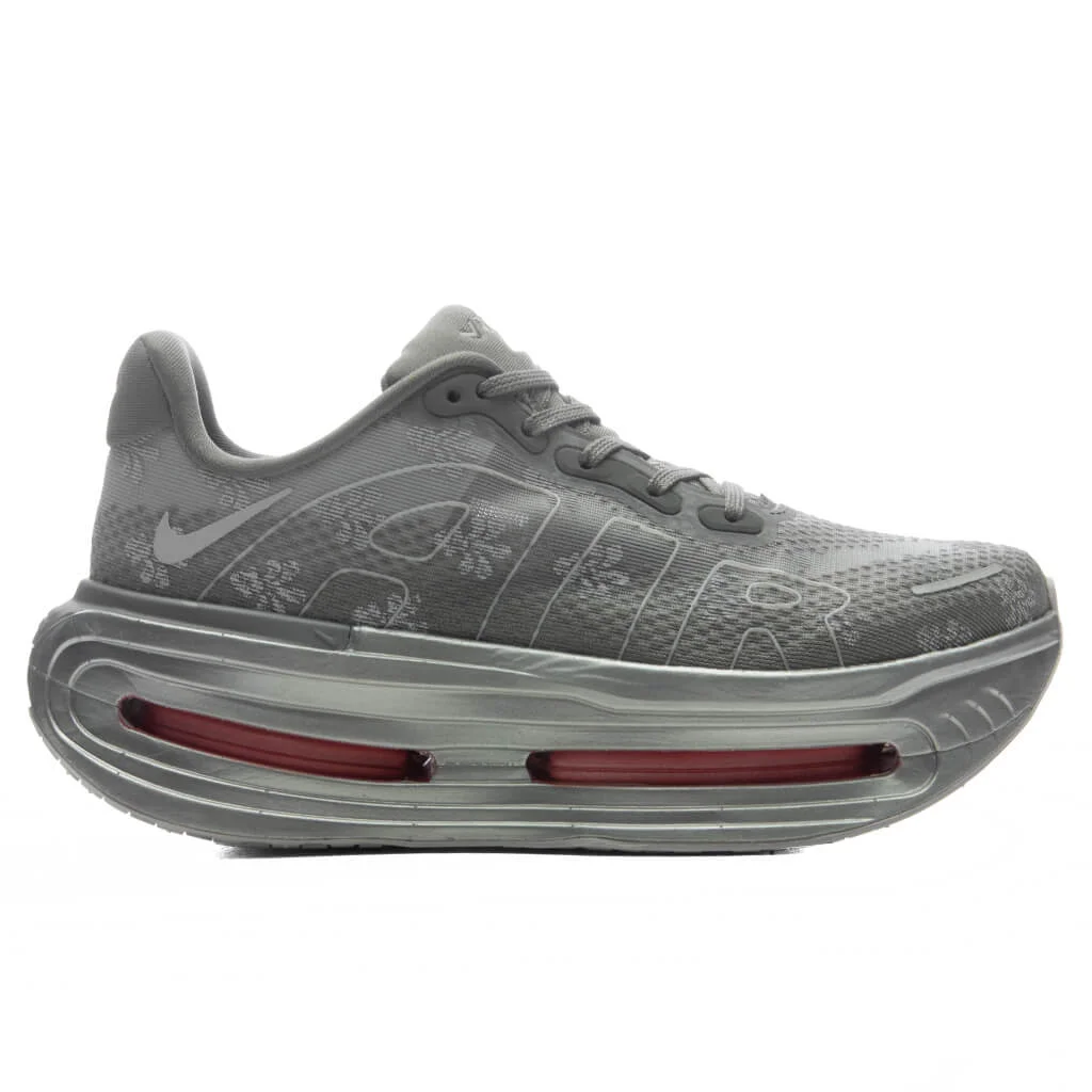 WOMEN'S VOMERO PREMIUM 'FLEUR DE LIS' - GEYSER GREY/PEONY/METALLIC SILVER - 1
