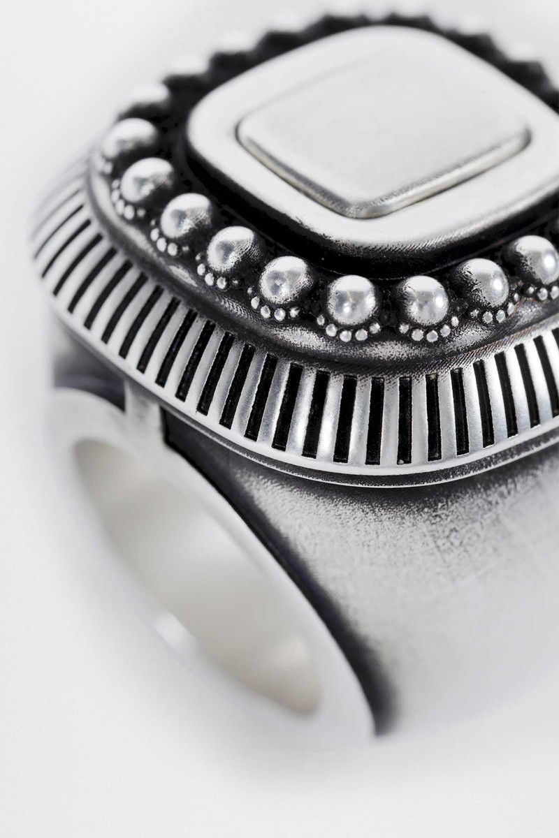 Char Wide Ring with Spheres 3