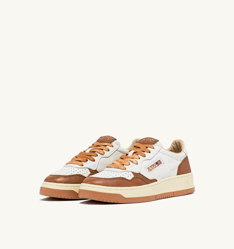 AUTRY MEDALIST LOW SNEAKERS IN WHITE AND SANDSTORM LEATHER outlook