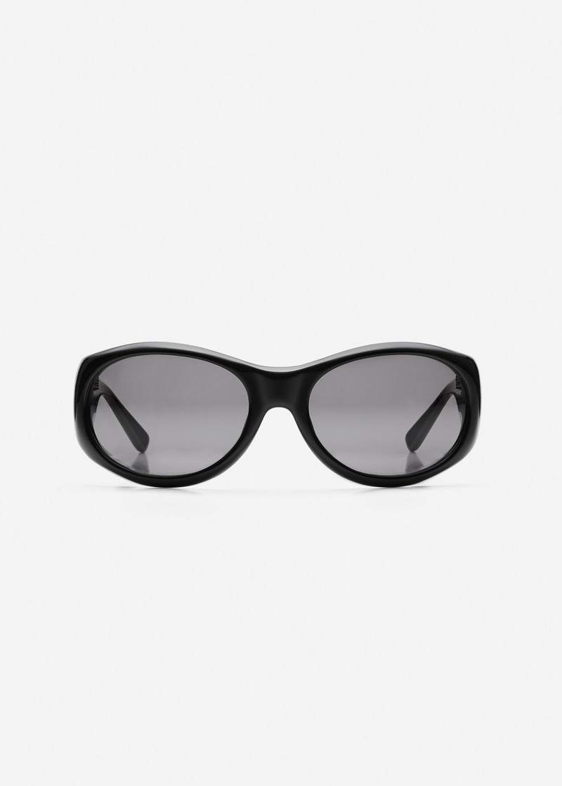 Round sunglasses in black 1