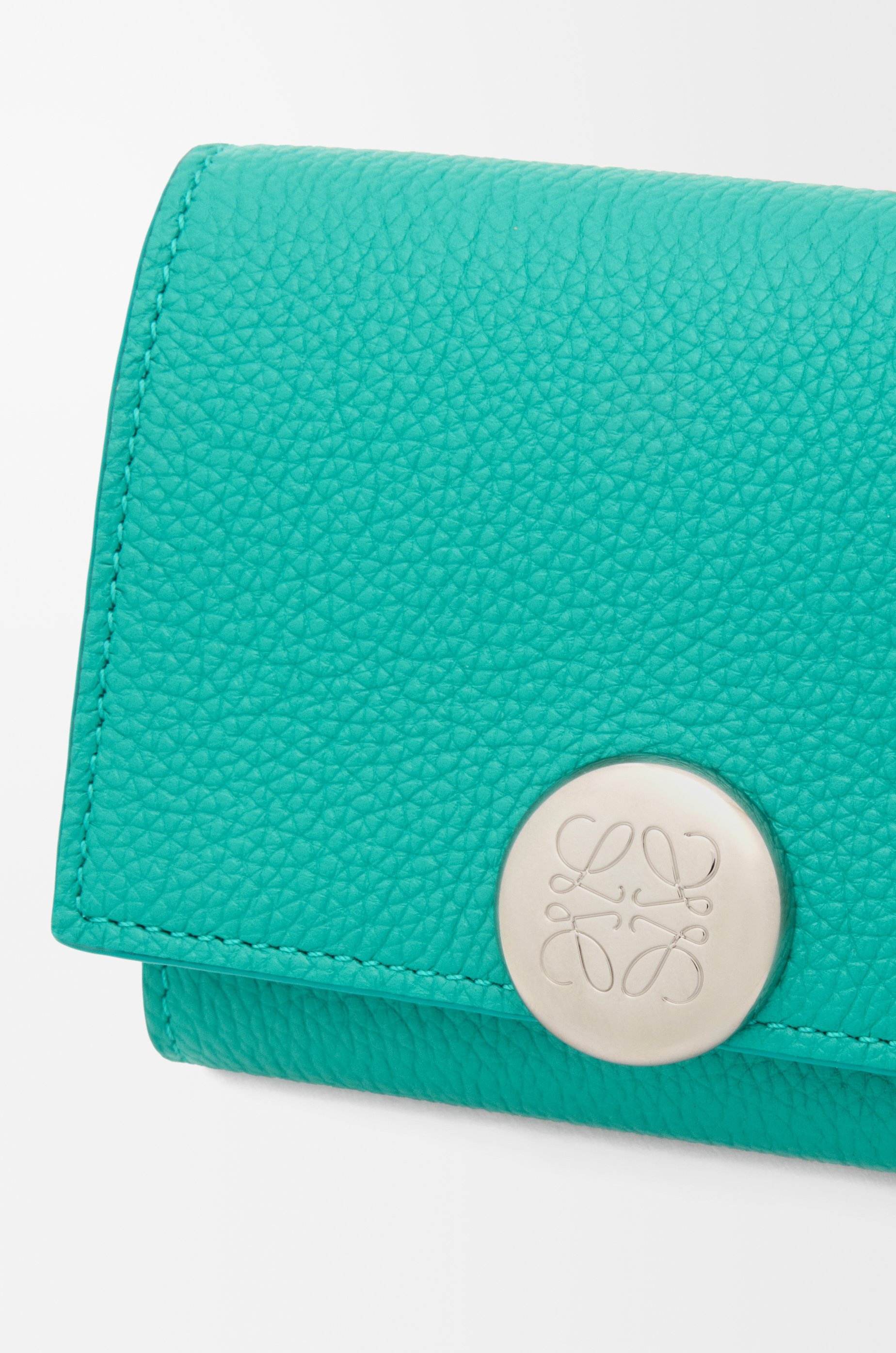 Pebble trifold wallet in pebble grain calfskin - 6