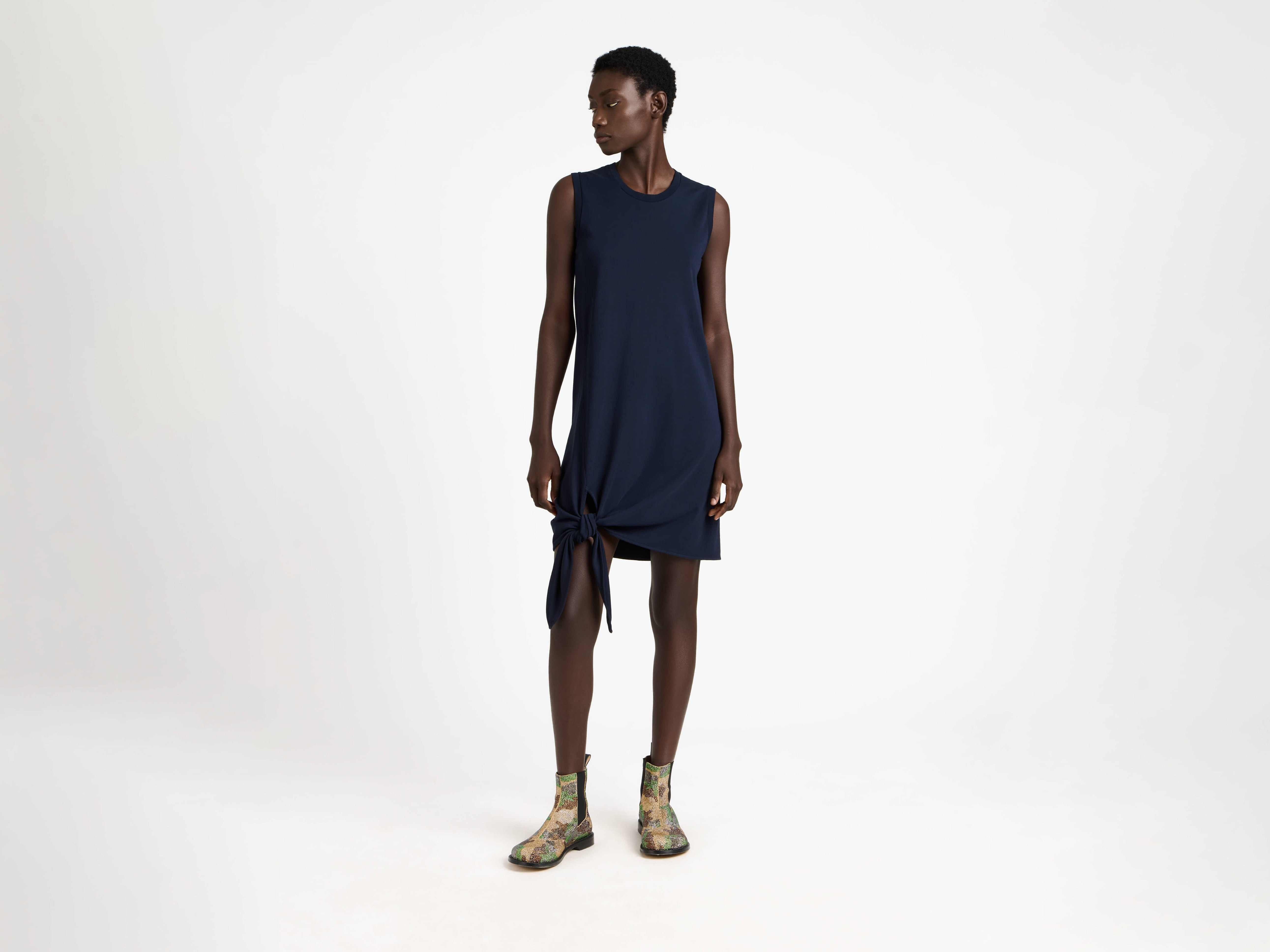 HEM KNOT DRESS IN NAVY - 4