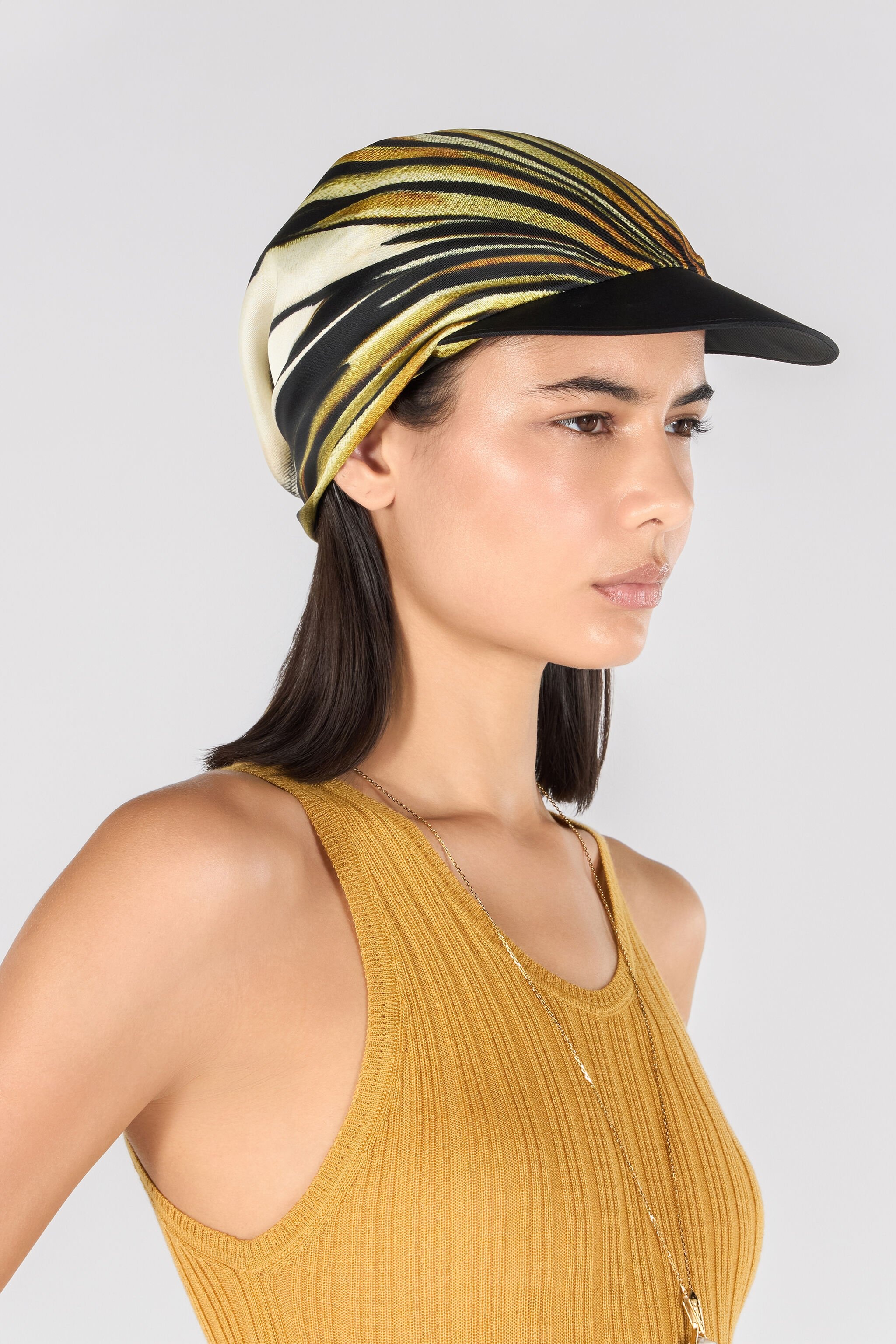 Hat with visor and Ray of Gold scarf - 3