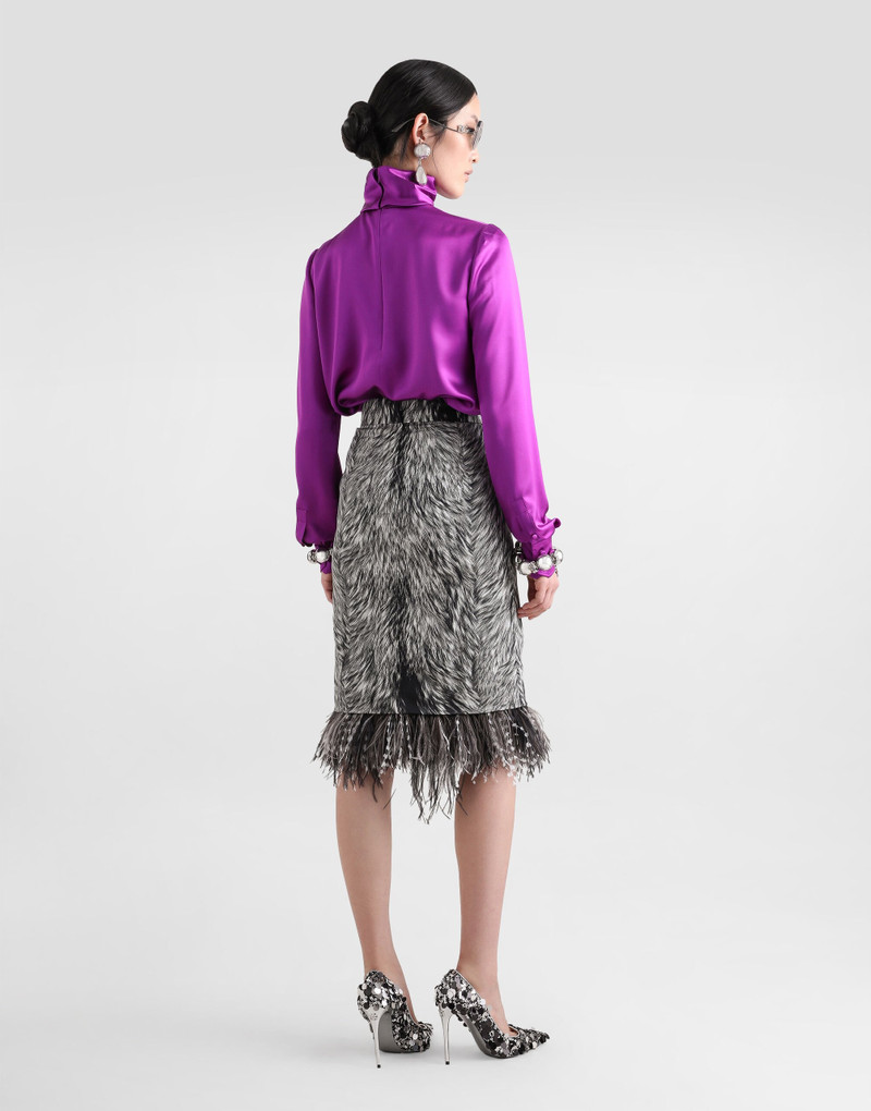 Charmeuse calf-length 연필 스커트와 모피 인쇄 및 깃털 세부 사항 3