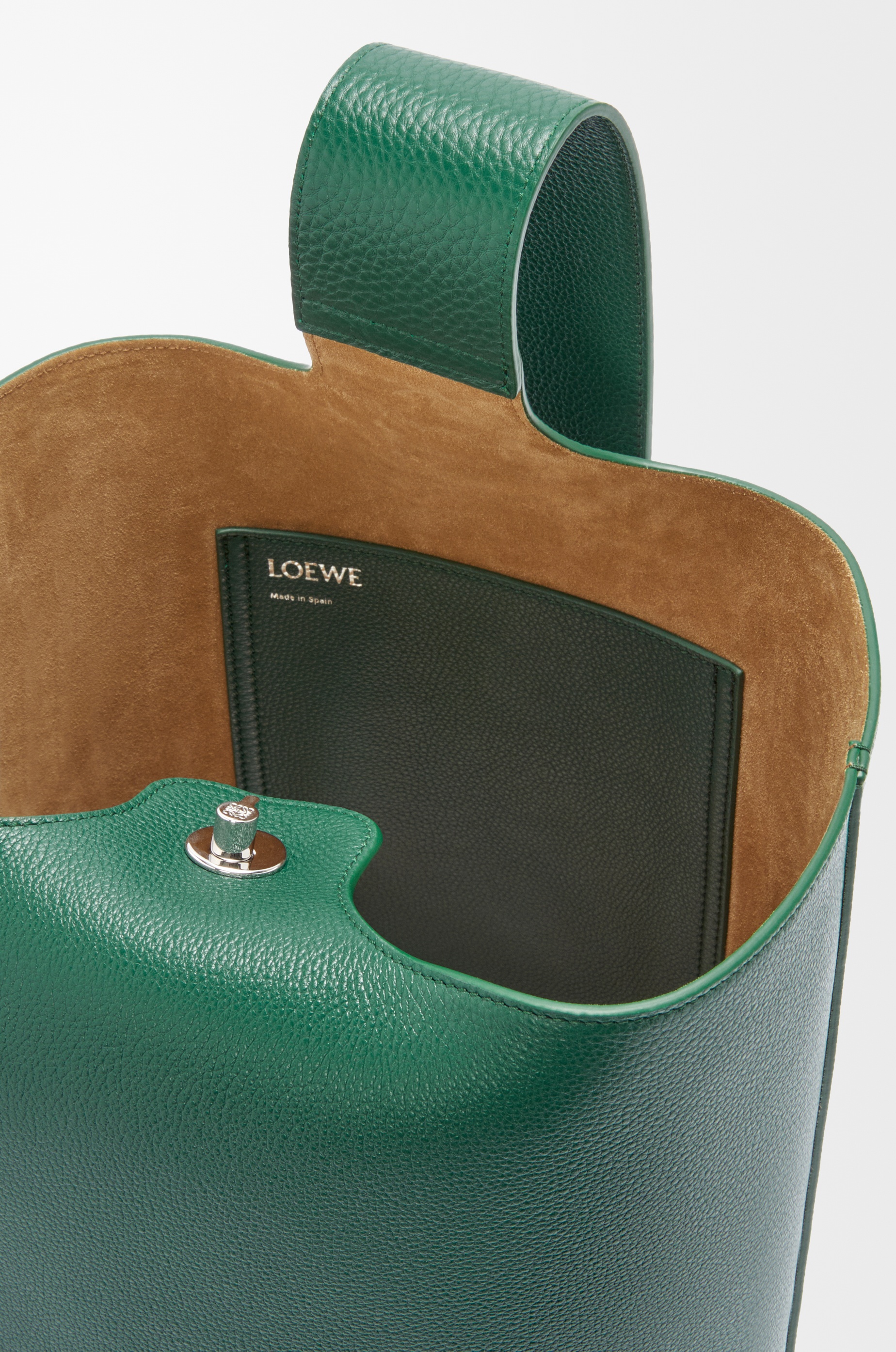 Large Pebble bucket in supple grained calfskin - 5