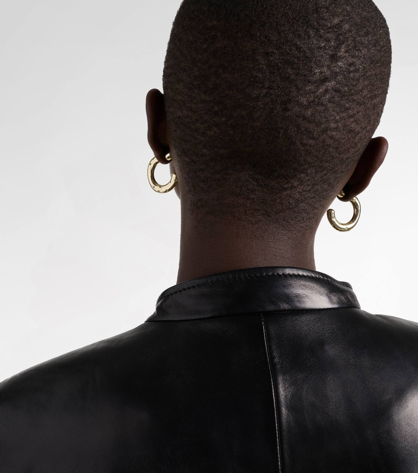Peggy 14kt gold hoop earrings with emeralds - 3