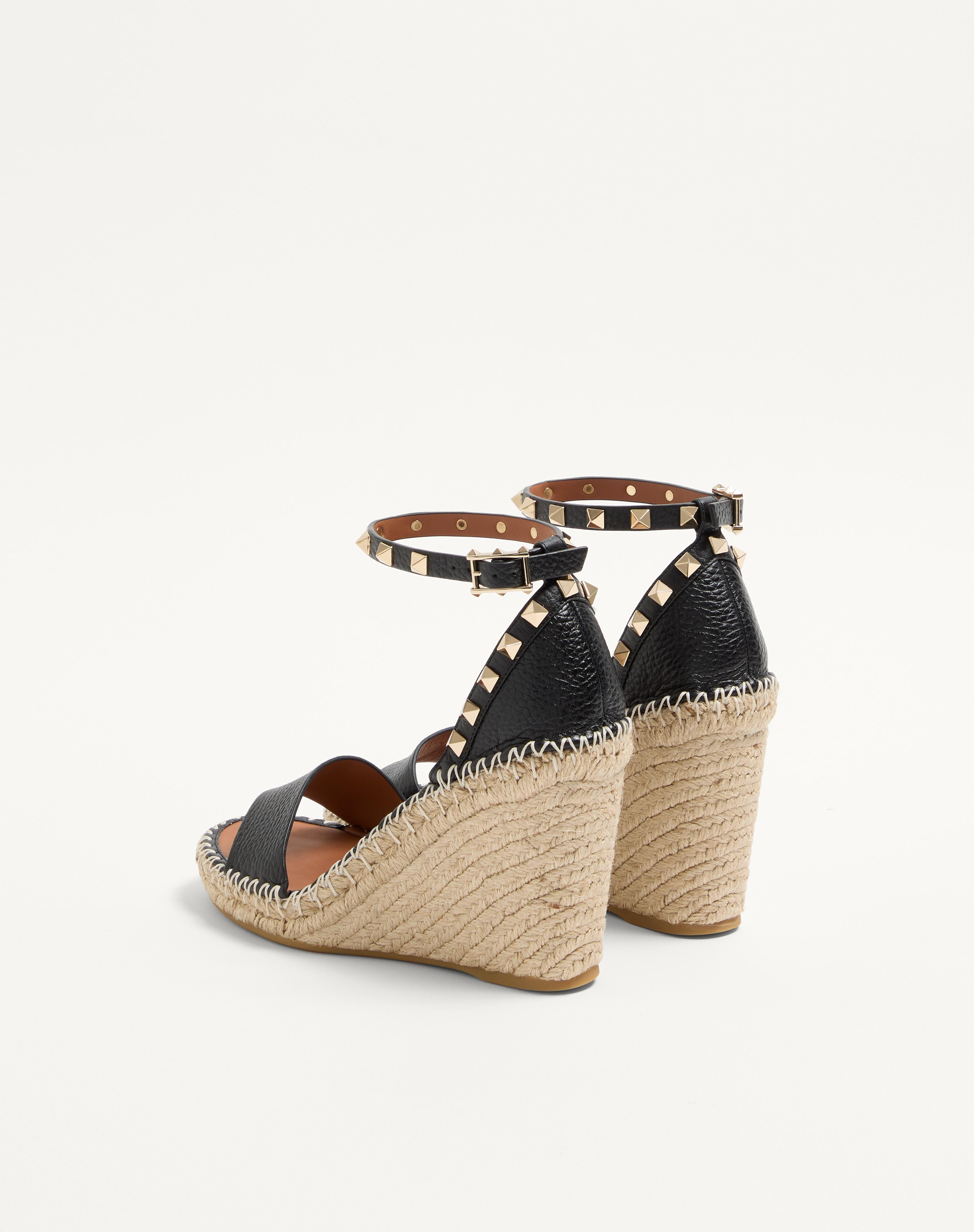 DOUBLE ROCKSTUD GRAINY CALFSKIN WEDGE SANDAL 105 MM - 5