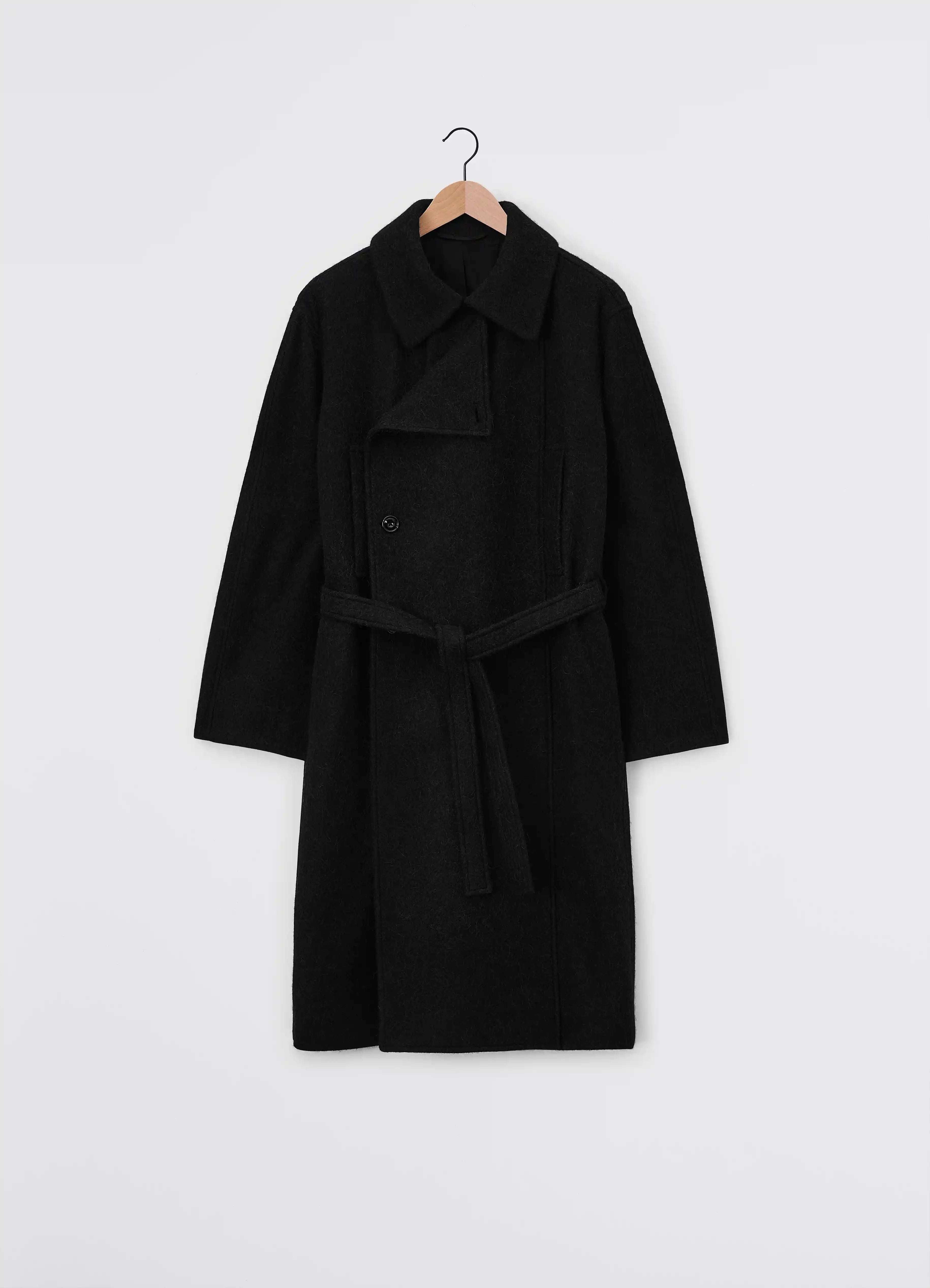 【関税込み】LEMAIRE ブラック Asymmetrical Bathrobe コート LEMAIRE: Black Asymmetrical Bathrobe Coat | SSENSE