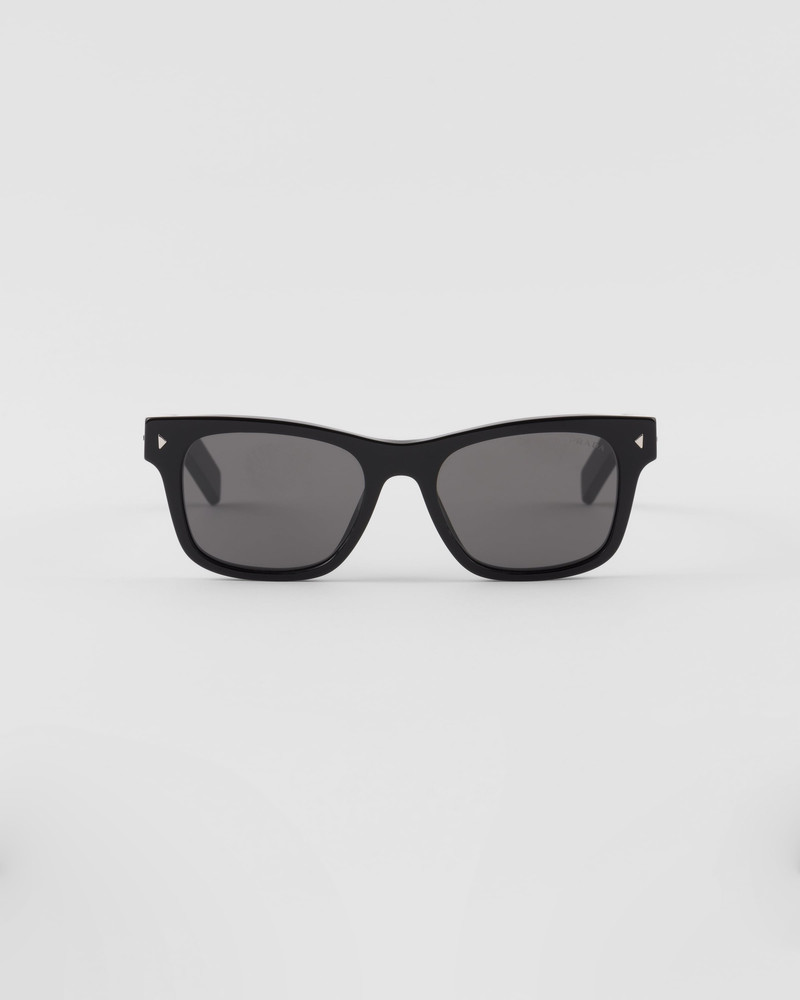 Sunglasses with iconic metal plaque 1