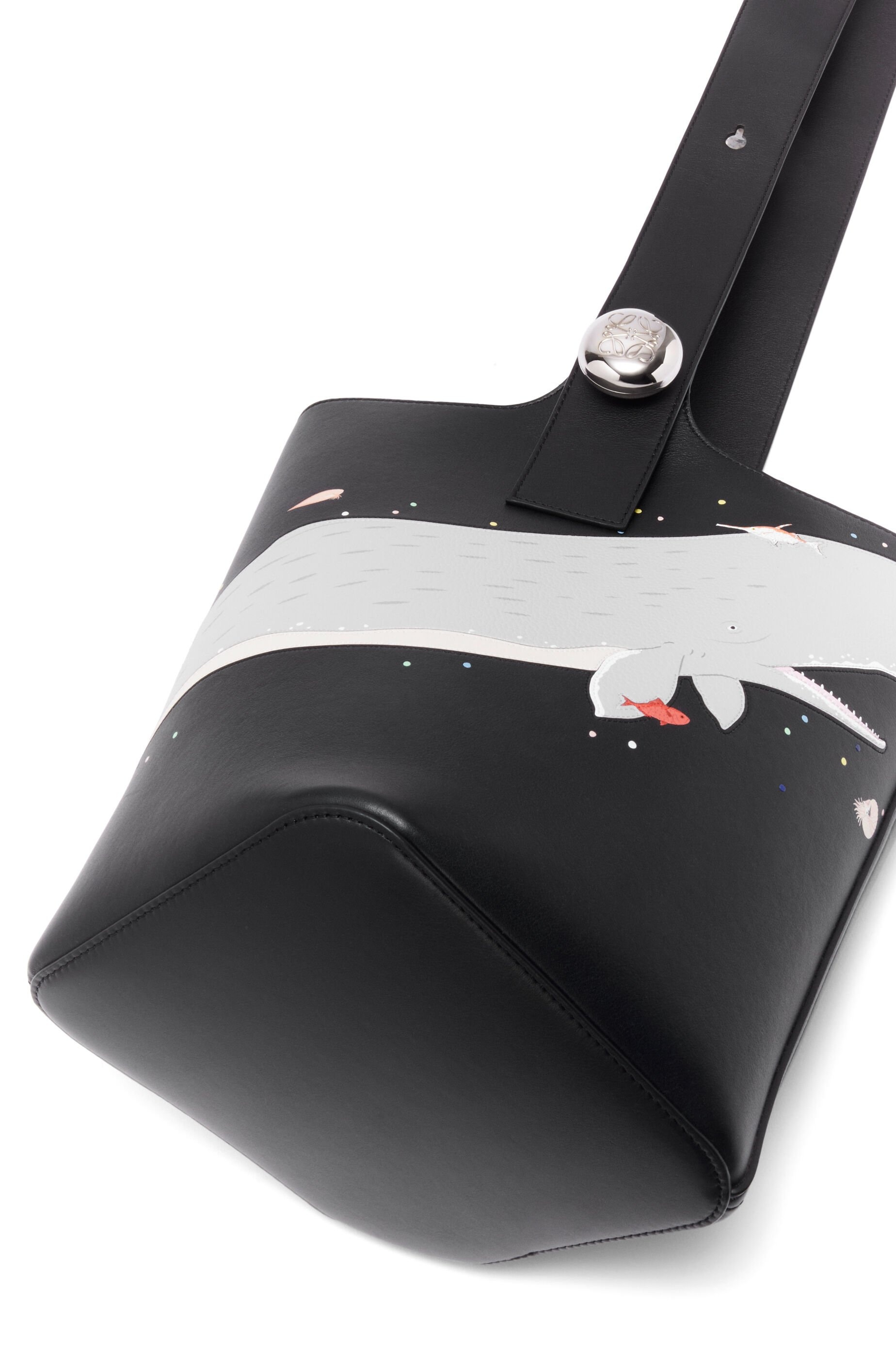 Whale medium Pebble bucket in nappa calfskin - 8