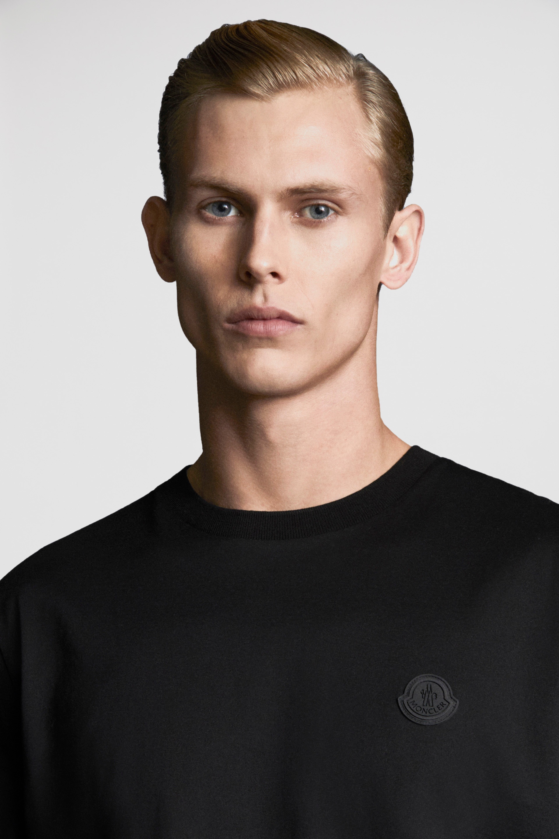 ♪直営店♪Moncler Vertical Back Logo Cotton T-Shirt 各色 Moncler Vertical Back Logo Cotton T-Shirt | REVERSIBLE