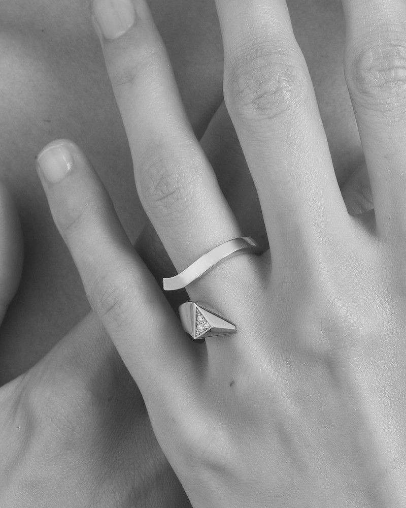 Eternal Gold snake mini ring in yellow gold and diamonds 5