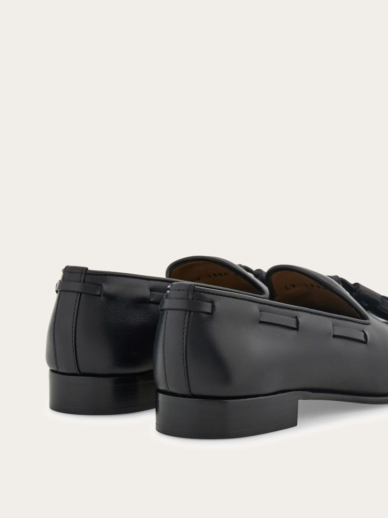 Loafer with tassel detail 7