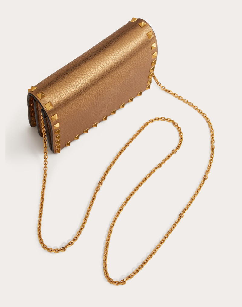ROCKSTUD METALLIC GRAINY CALFSKIN CHAIN POUCH 6