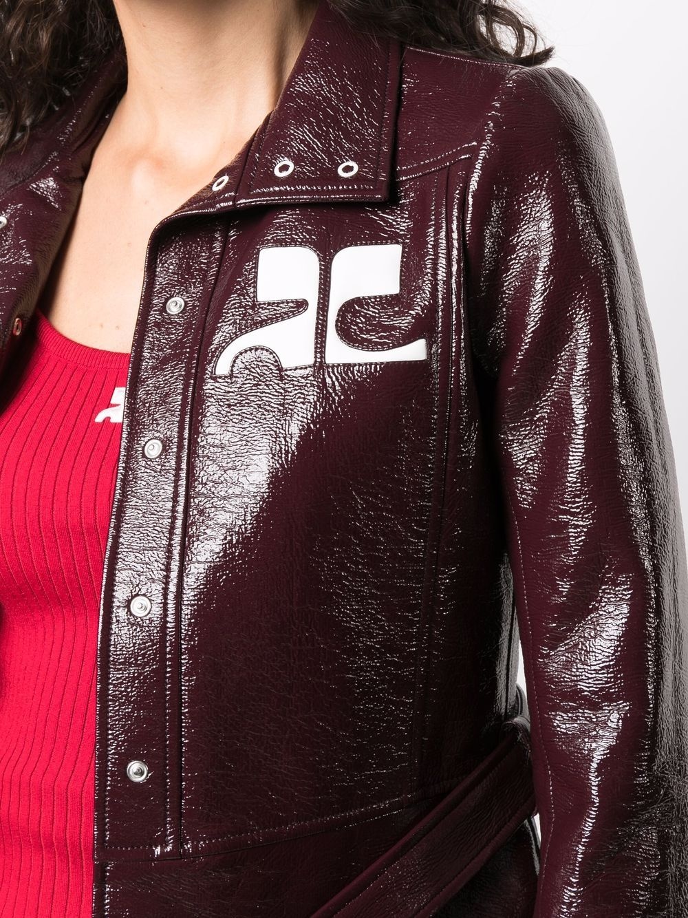 logo-appliqué vinyl trench coat - 5