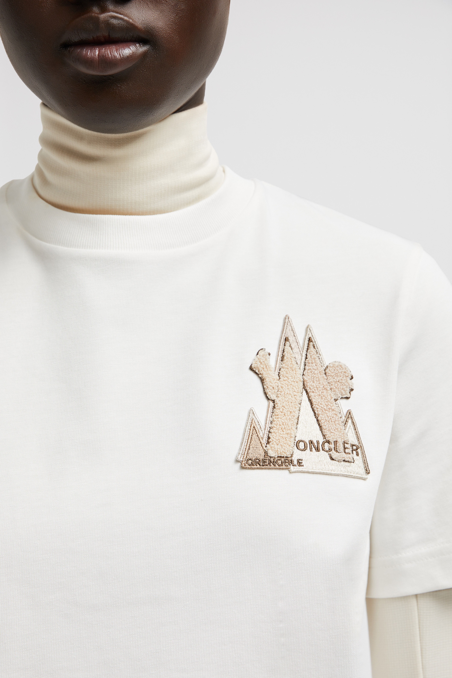 Tシャツ・カットソー MONCLER GRENOBLE WOMEN Mountain-logo T-shirt White Moncler Grenoble Mountain Logo T-Shirt | REVERSIBLE