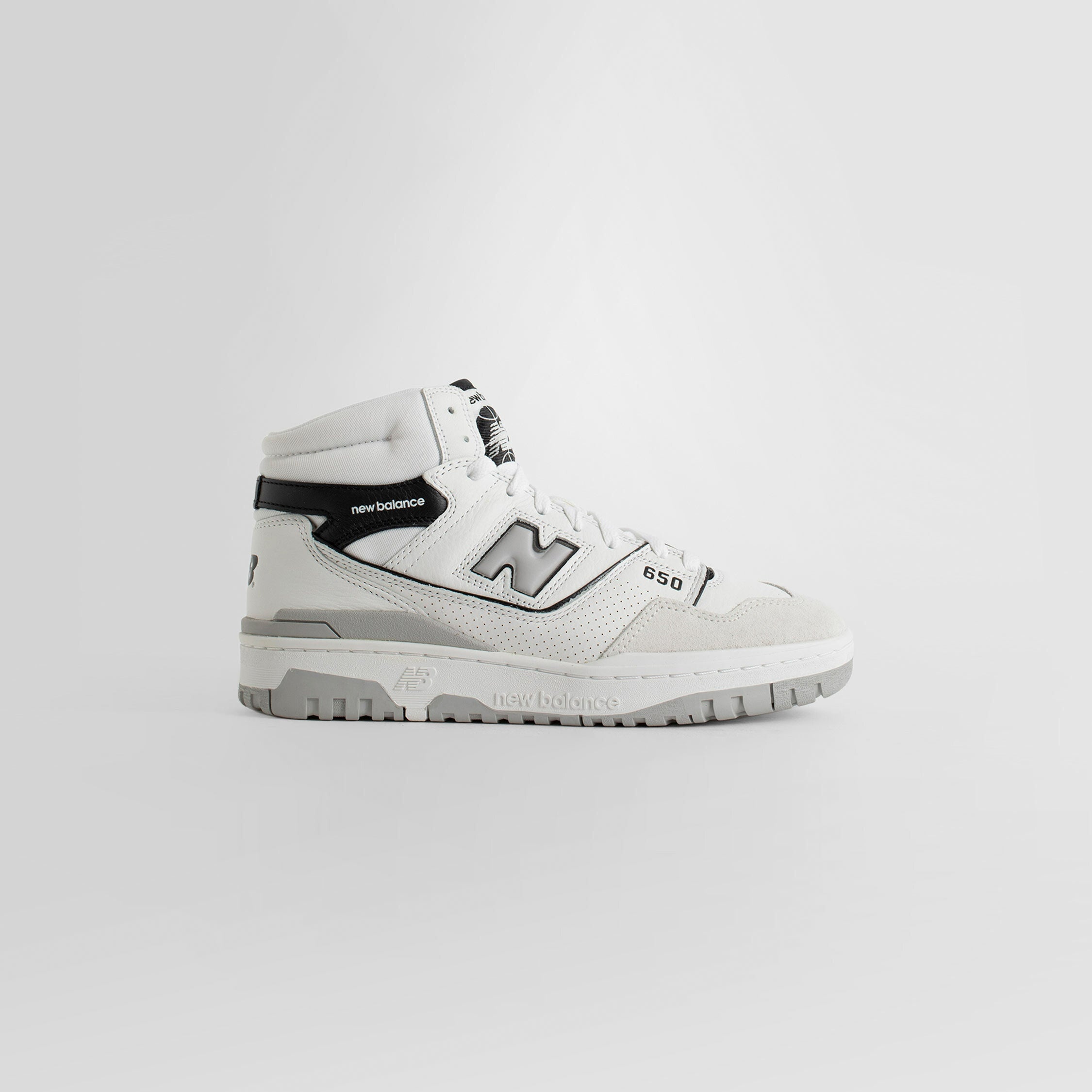 NEW BALANCE UNISEX WHITE SNEAKERS - 7