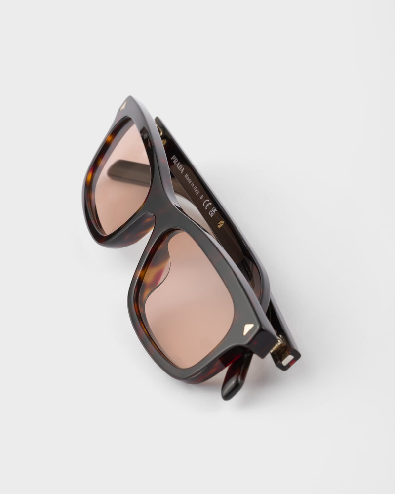 Sunglasses with the iconic metal plaque 5