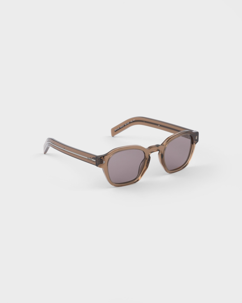 Sunglasses with the iconic metal plaque 3