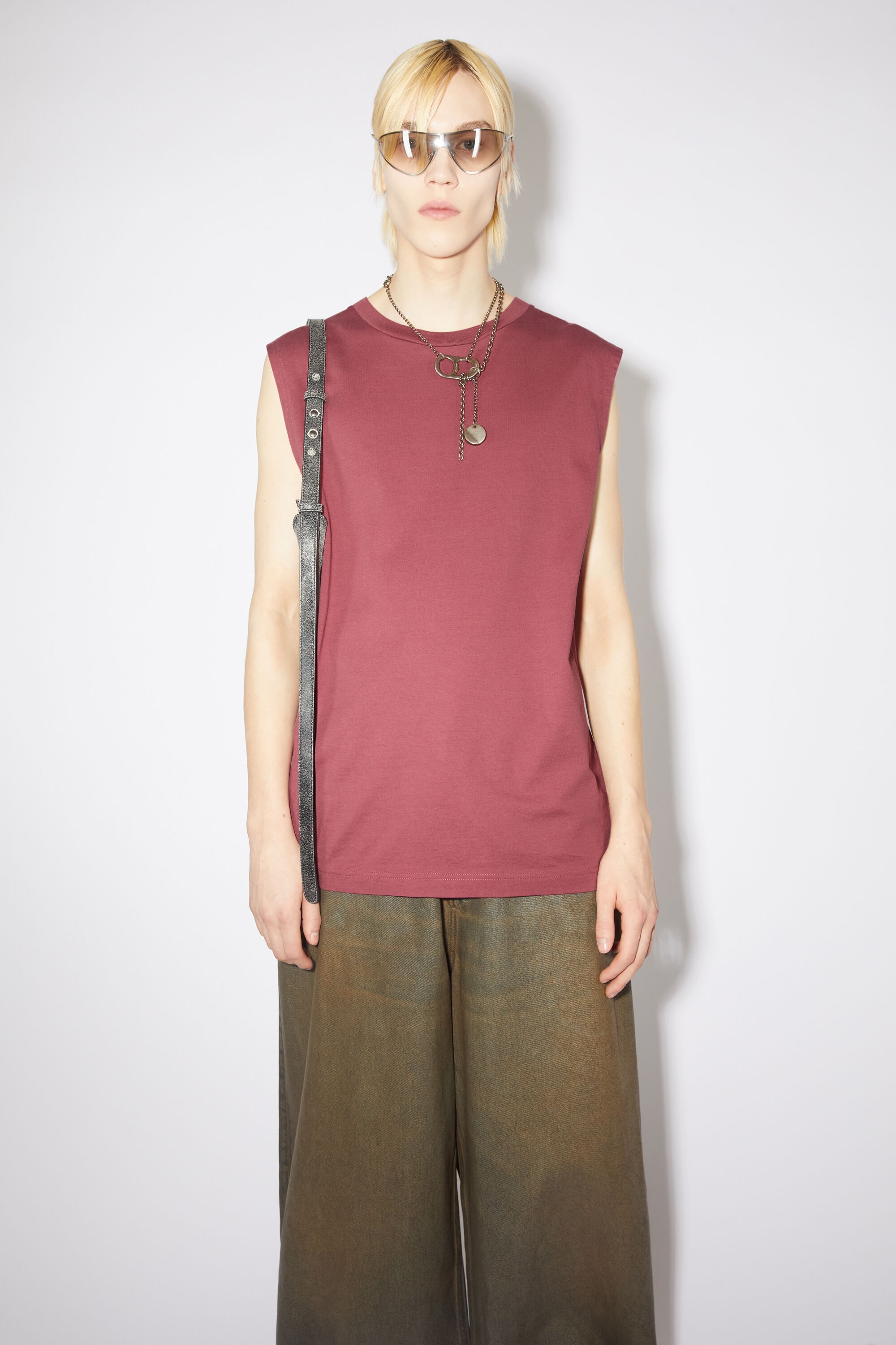 Sleeveless t-shirt - Rosewood red - 2
