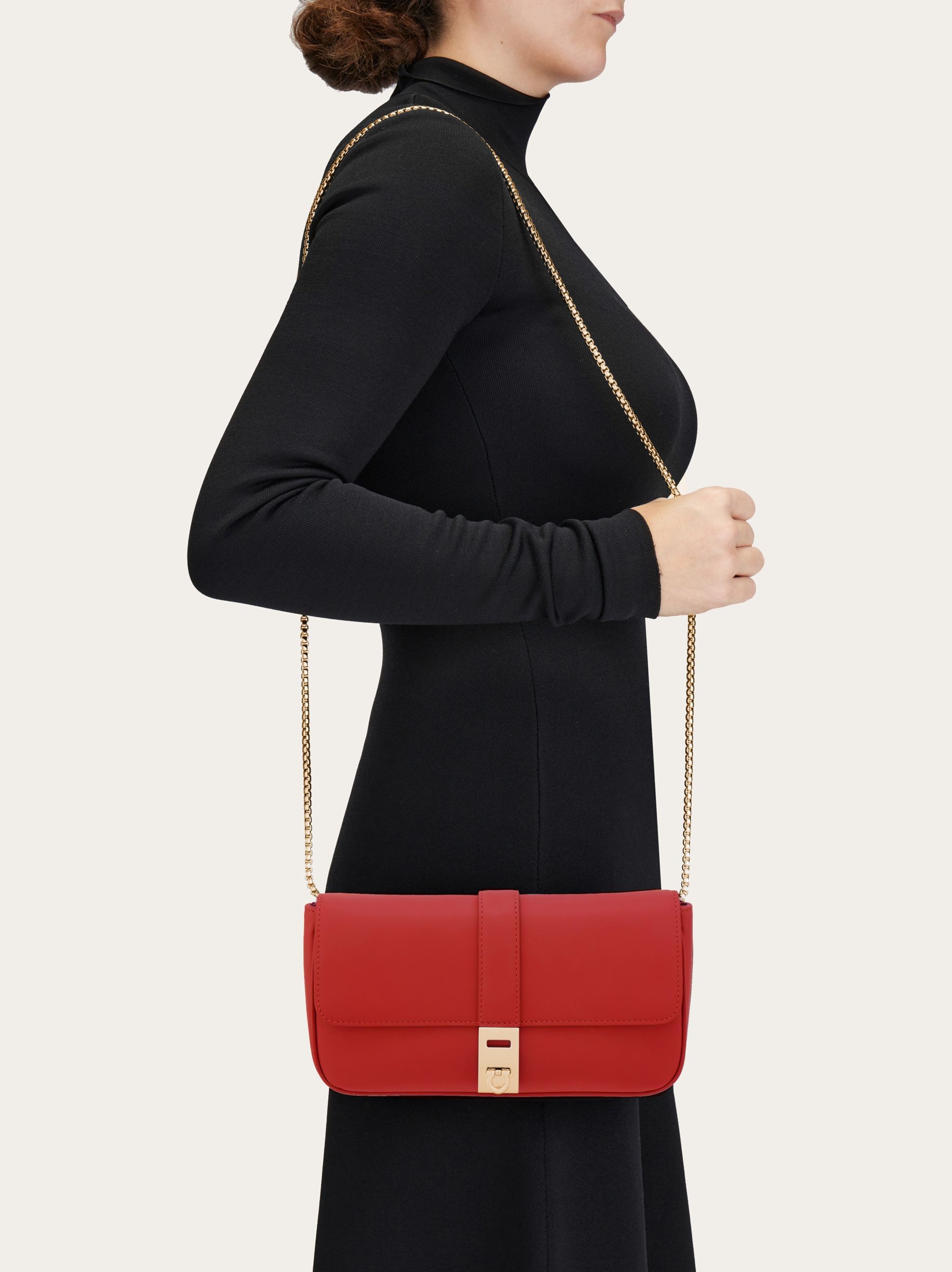 【FERRAGAMO】MICRO CROSSBODY BAG Hug mini crossbody bag - Women | Ferragamo
