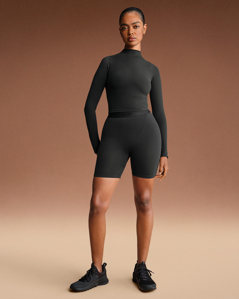 NikeSKIMS Vintage Seamless Women's Mock-Neck Crop Top 4